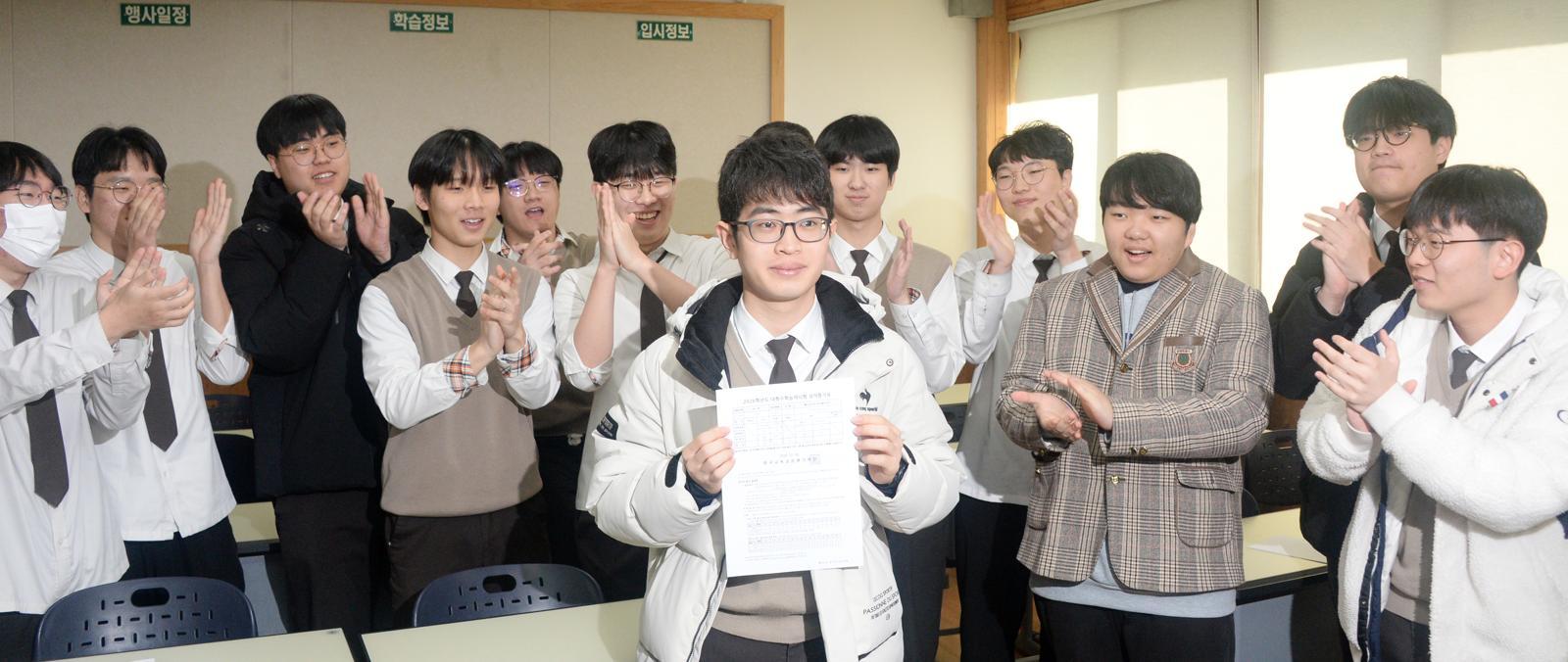 2026학년도 대학수학능력시험 성적표 배부일인 5일 전북 전주시 전주한일고등학교에서 수능 만점자 이하진(가운데) 학생이 친구들의 응원을 받고 있다. 2025.12.05 [전주=뉴시스]