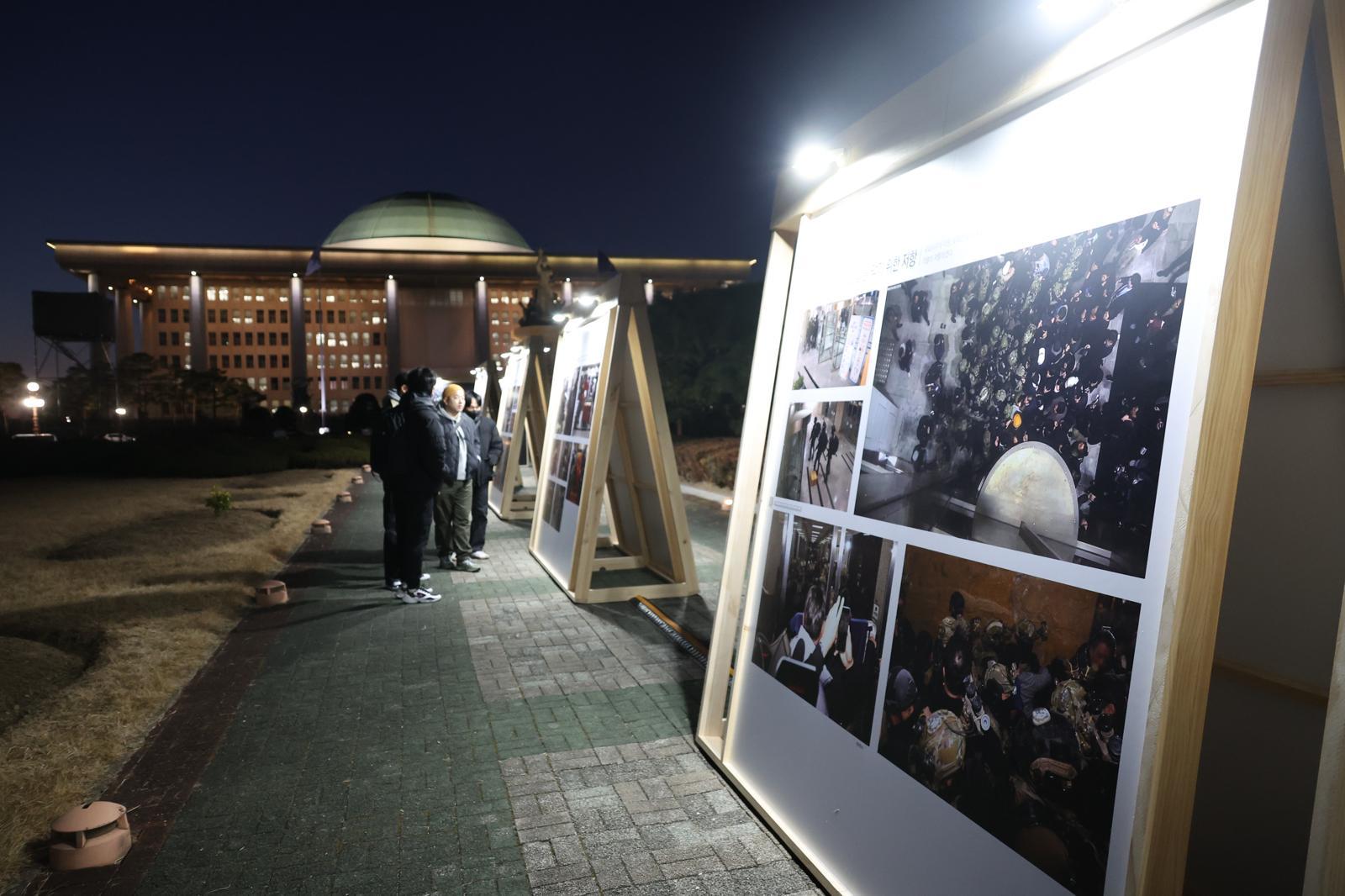 12·3 비상계엄 해제 1주년을 하루 앞둔 2일 서울 여의도 국회에서 시민들이 설치된 계엄 사진전을 보고 있다.2025.12.02. 뉴시스