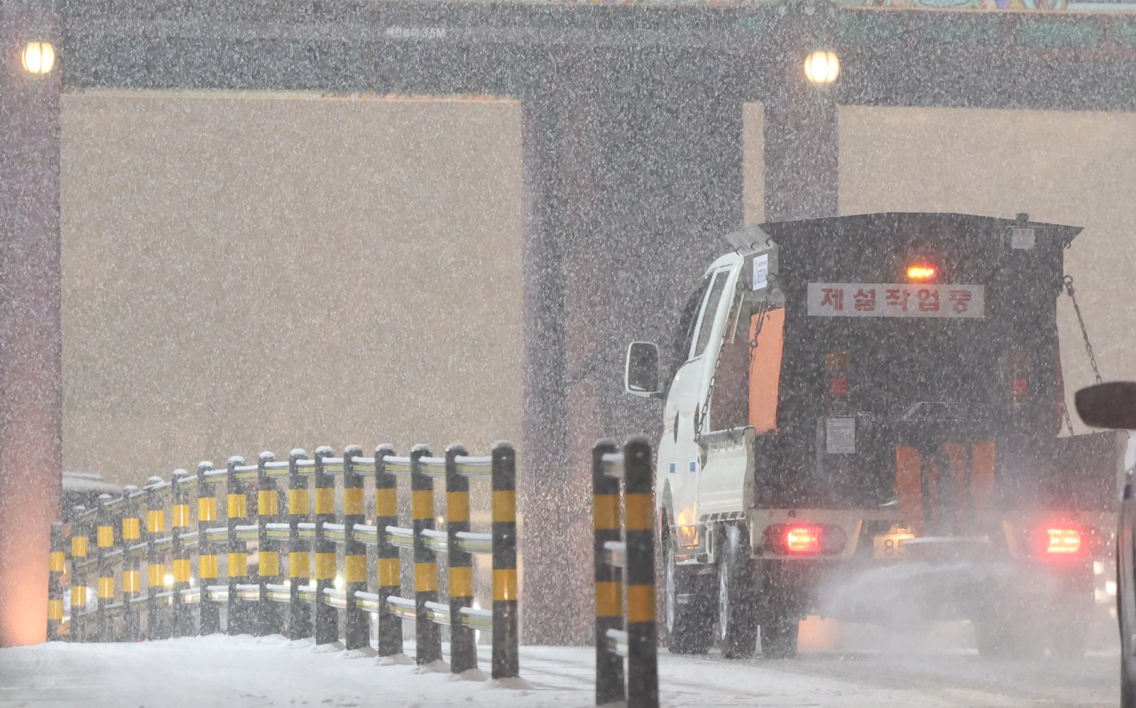 서울·인천·경기·강원 대설주의보가 발효된 4일 오후 서울 중구 거리에서 제설작업 차량이 이동하고 있다. 2025.12.04. [서울=뉴시스]