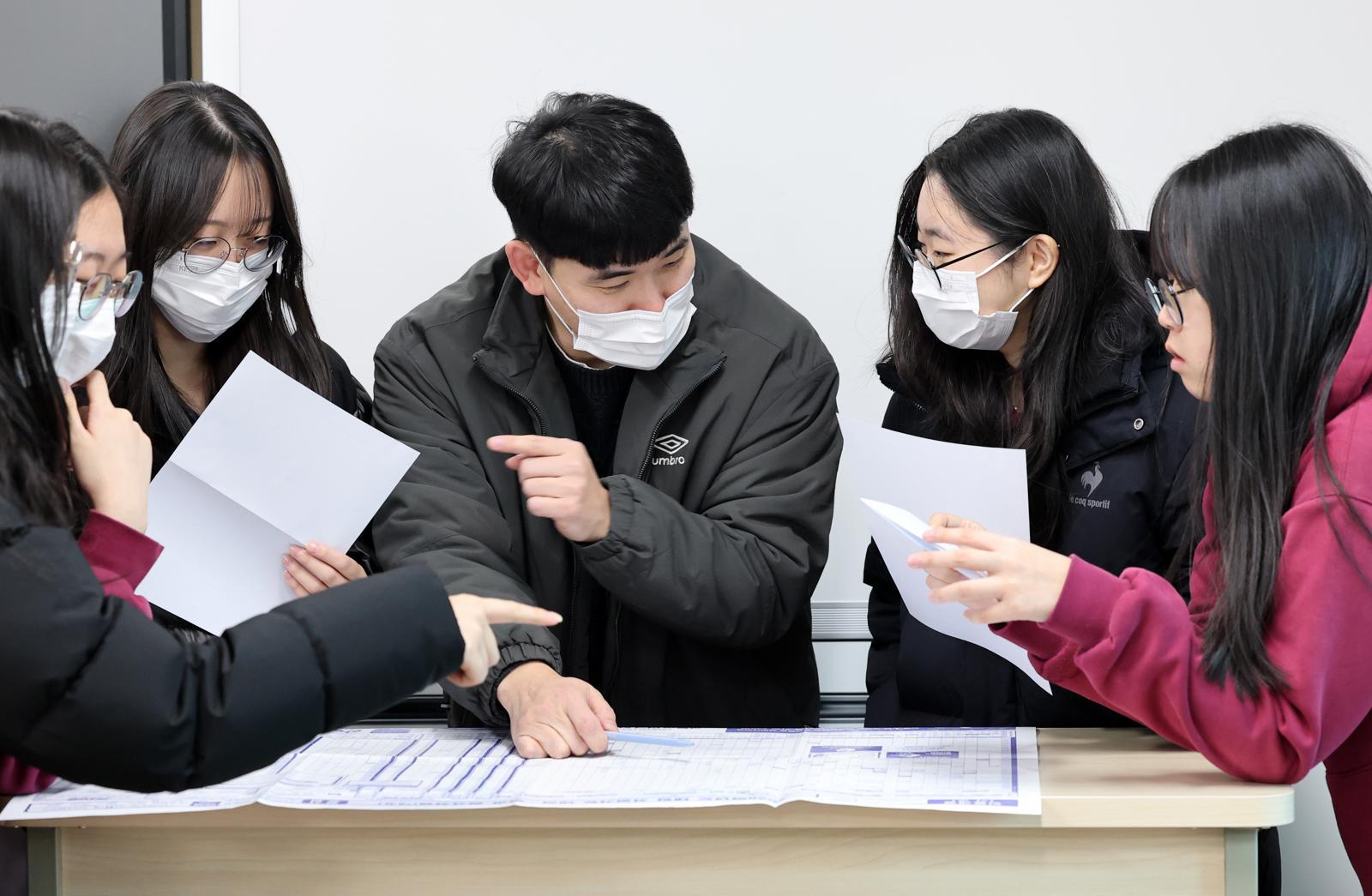 5일 오전 대전 중구 호수돈여자고등학교에서 수능 성적표를 받은 고3 수험생들이 담임교사와 상담을 하고 있다. 2025.12.5/뉴스1