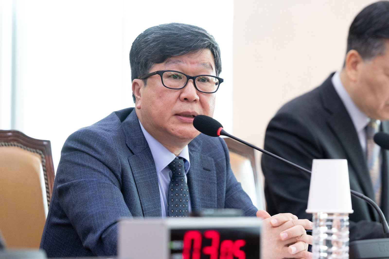 편장완 한국예술종합학교 총장이 20일 서울 여의도 국회에서 열린 문화체육관광위원회 사행산업통합감독위원회 등에 대한 국정감사에 출석해 안경을 고쳐쓰고 있다. 2025.10.20/뉴스1