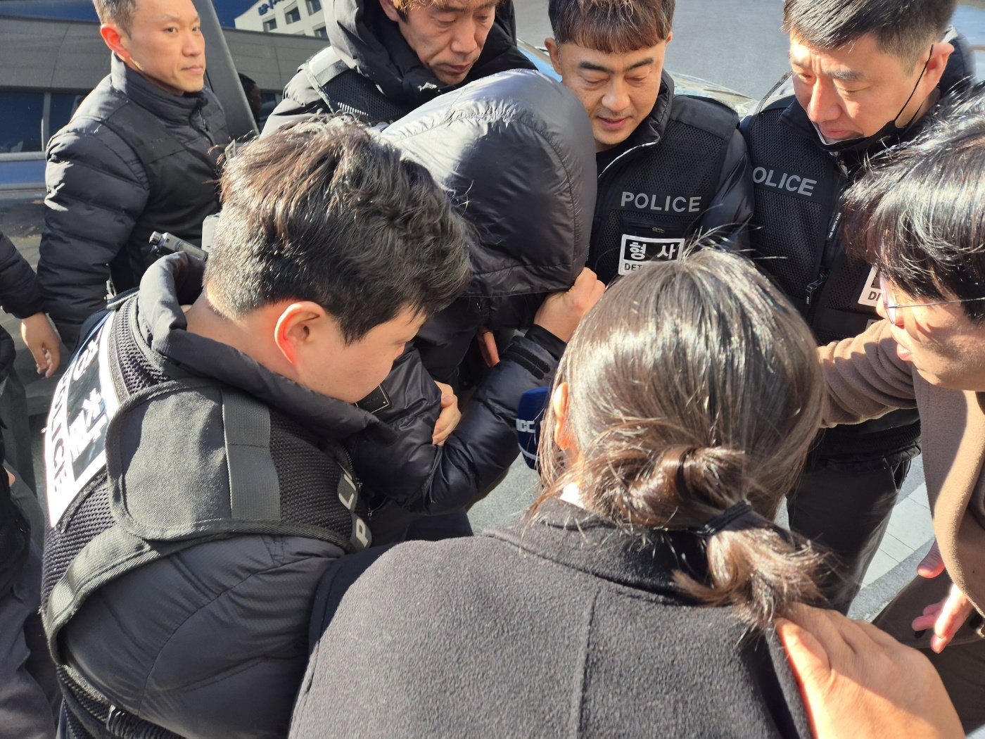 강원 양양군청 직장 내 괴롭힘 의혹을 받는 7급 공무원 A 씨가 5일 오후 춘천지법 속초지원에서 열린 구속 전 피의자 심문(영장실질심사)을 받기 위해 법정으로 이동하고 있다. 2025.12.5/뉴스1