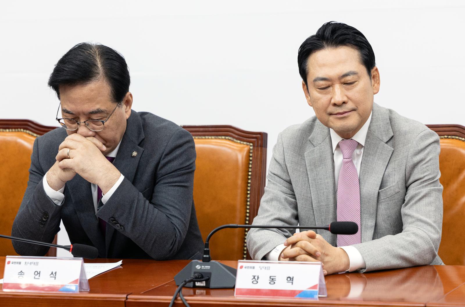 장동혁 국민의힘 대표와 송언석 원내대표가 5일 서울 여의도 국회에서 열린 ‘혼용무도’ 이재명정권 6개월 국정평가 회의에서 생각에 잠겨있다. 2025.12.5/뉴스1