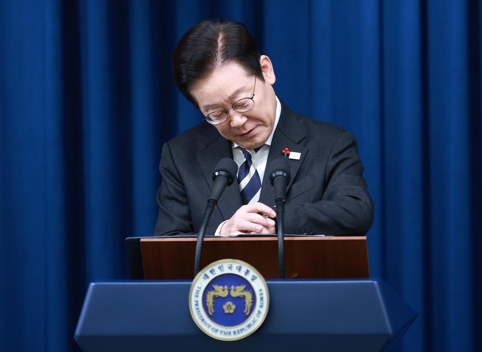 이재명 대통령이 3일 서울 용산 대통령실 청사에서 ‘빛의 혁명 1주년, 대통령 대국민 특별성명’ 발표를 마치고 시계를 보고 있다. 뉴시스