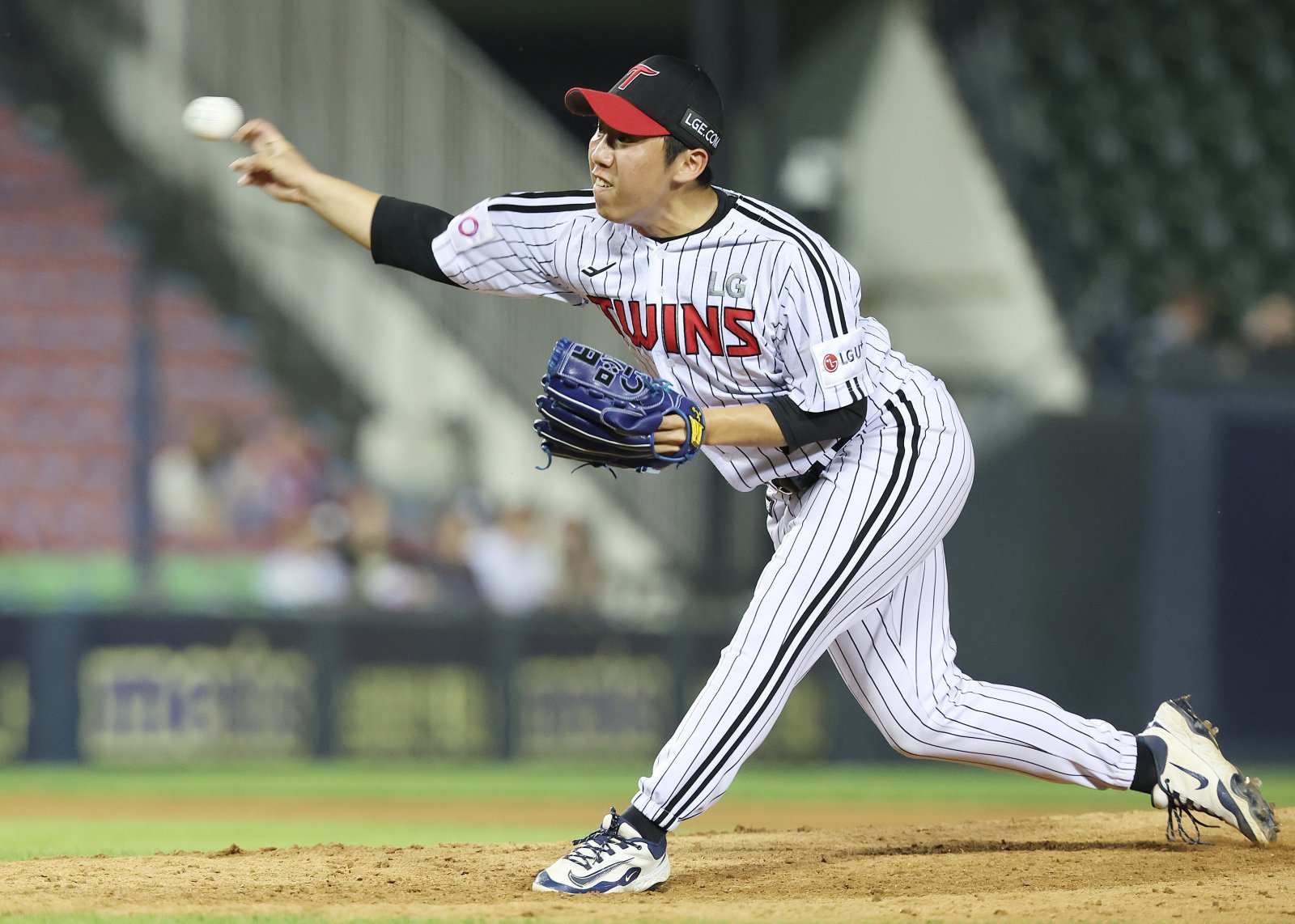 12일 오후 서울 송파구 잠실야구장에서 열린 2025 KBO리그 SSG 랜더스와 LG 트윈스의 경기, 9회초 LG 마무리 박명근이 공을 던지고 있다. 2025.06.12. 서울=뉴시스