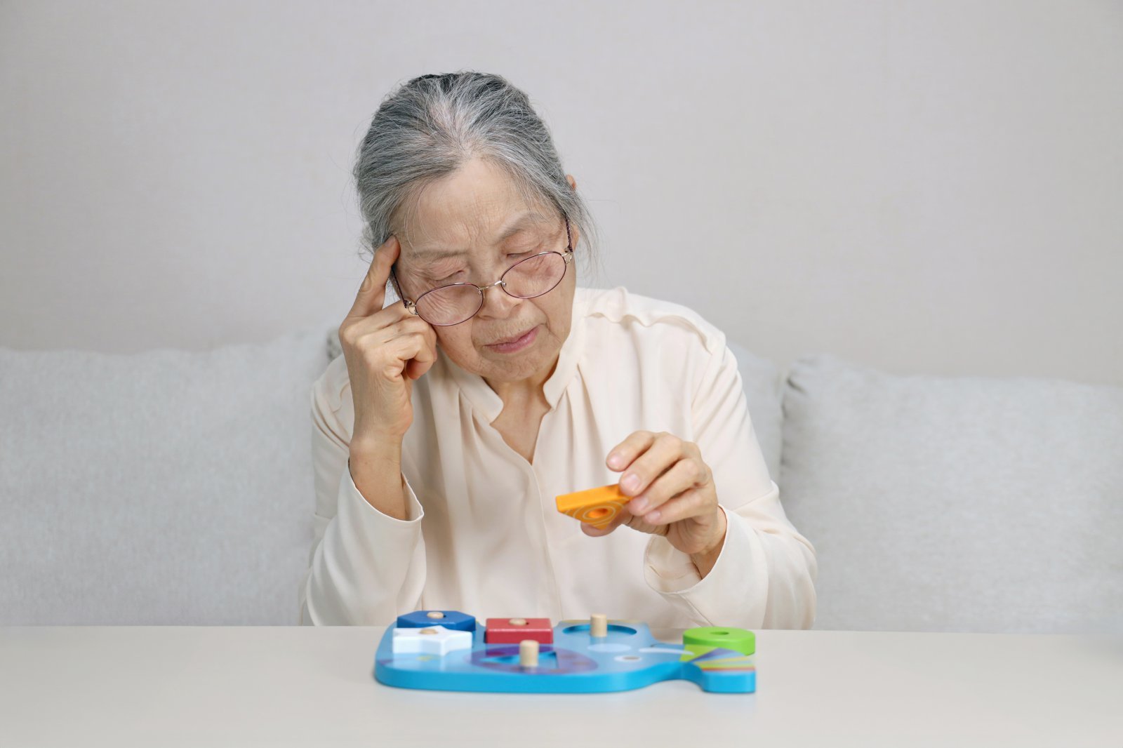 알츠하이머병은 기억을 담당하는 뇌 부위가 점점 약해지는 병이고, 루이소체병은 뇌 신호 조절에 문제가 생겨 실제로 없는 것이 보이는 환시나 파킨슨 증상 등이 나타나는 병이다. 유토이미지 제공