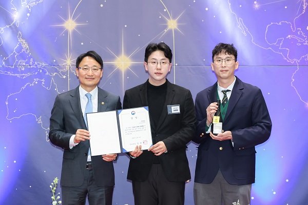 2025 K-SUUL AWARD 수상업체 내외디스틸러리 농업회사법인. (왼쪽부터) 임광현 국세청장, 최영웅 대표, 김태건 이사
