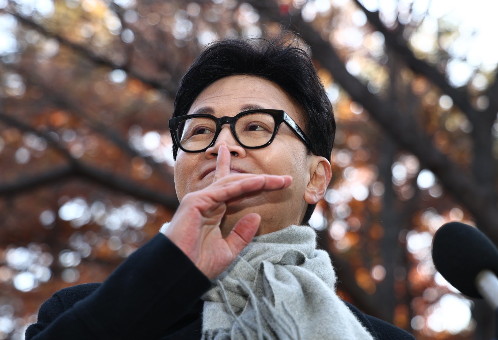 한동훈 국민의힘 전 대표가 3일 오후 서울 여의도 국회 경내에서 열린 12.3 비상계엄 1주년 기자회견에서 지지자들에게 정숙할 것을 요청하고 있다. 2025.12.03 뉴시스