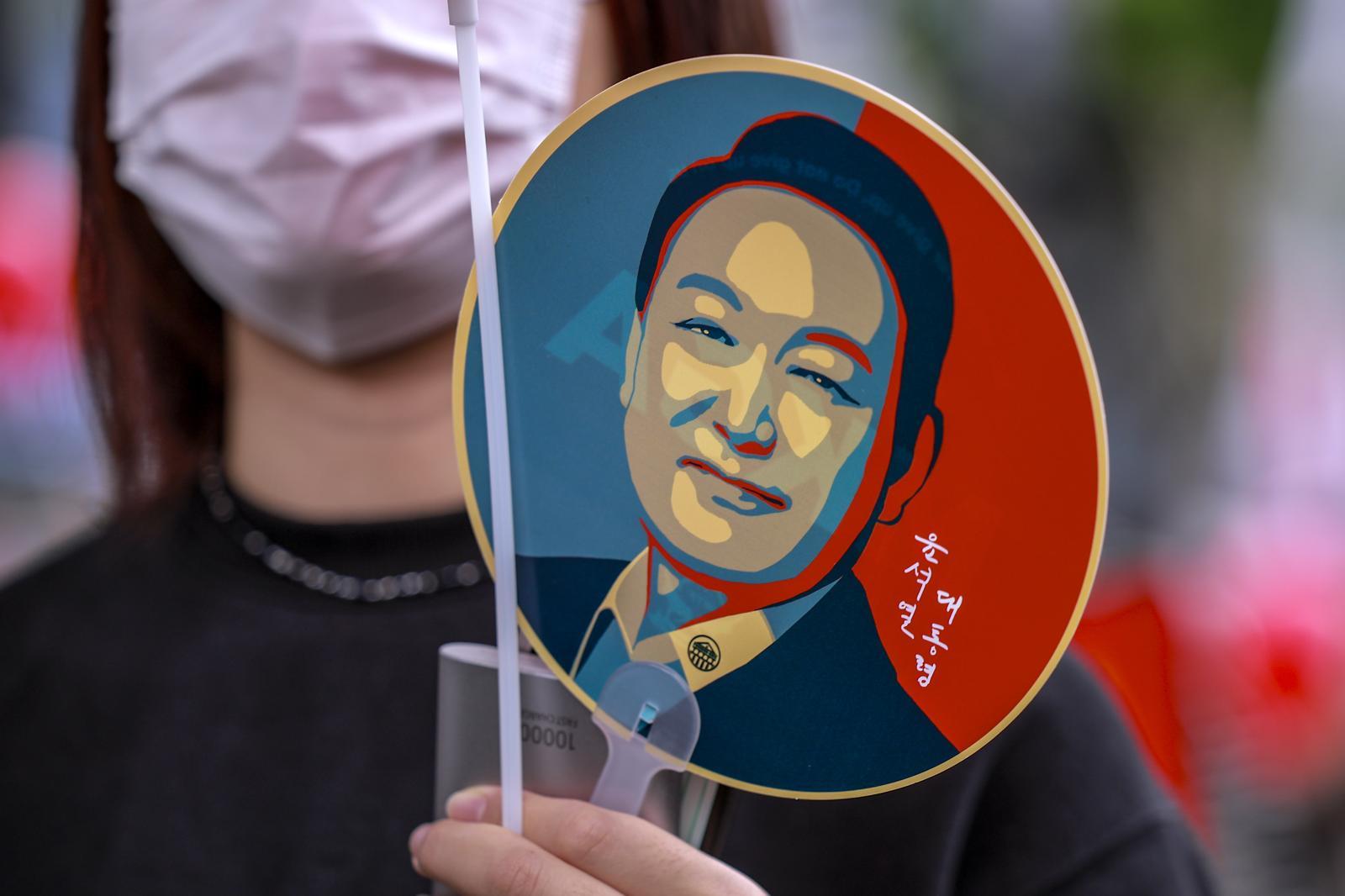 10월 3일 서울 종로구에서 열린 보수 집회에서 한 참가자가 윤석열 전 대통령의 얼굴이 그려진 부채를 들고 있다. 뉴시스