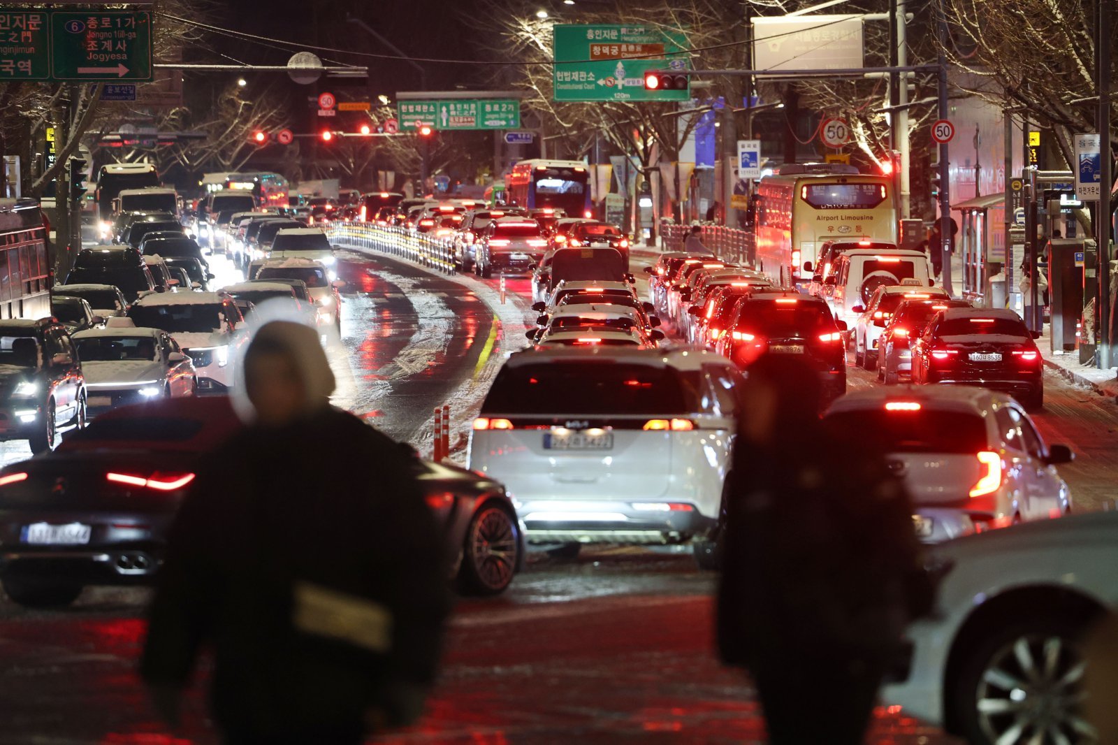 폭설이 내린 4일 오후 서울 종로구 안국동 도로의 차량들이 눈길에 큰 정체를 빚고 있다. 2025.12.4/뉴스1