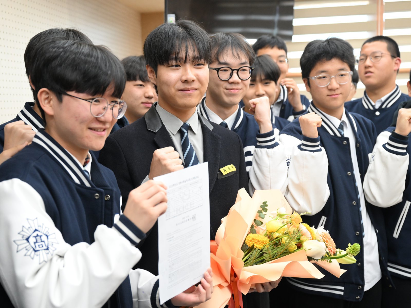 [광주=뉴시스]  5일 오전 광주 서구 서석고등학교에서 2026학년 대학수학능력시험에서 만점을 기록한 최장우 학생이 학생회의 축하를 받고 있다. 2025.12.05.