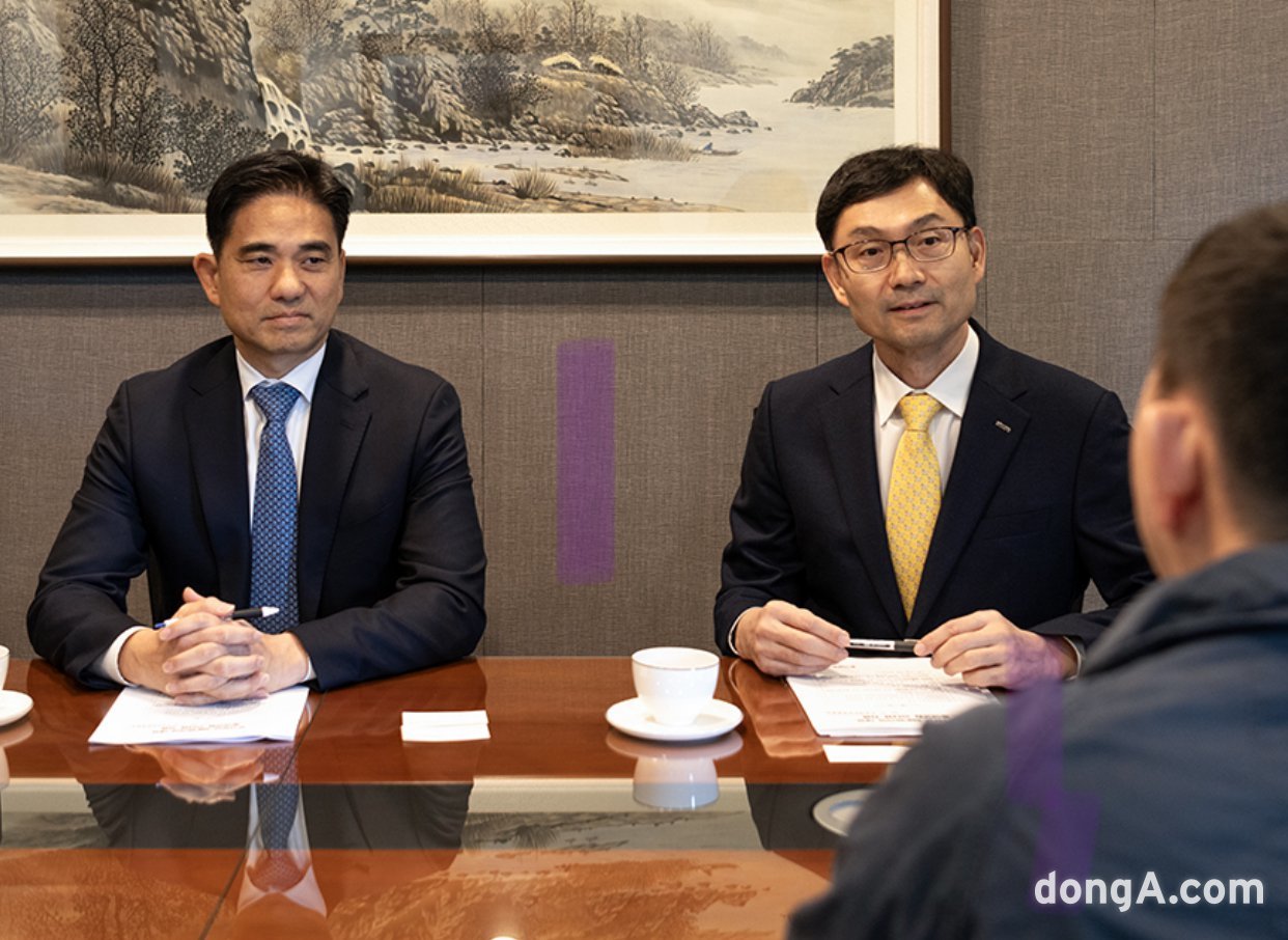 지난 1일 서울 종로구 한국무역보험공사 본사에서 정재용 한국무역보험공사 부사장(오른쪽)과 김태균 BNP파리바 수출금융 아시아헤드(총괄본부장)이 동아닷컴과 인터뷰를 진행하고 있다. 한국무역보험공사 제공