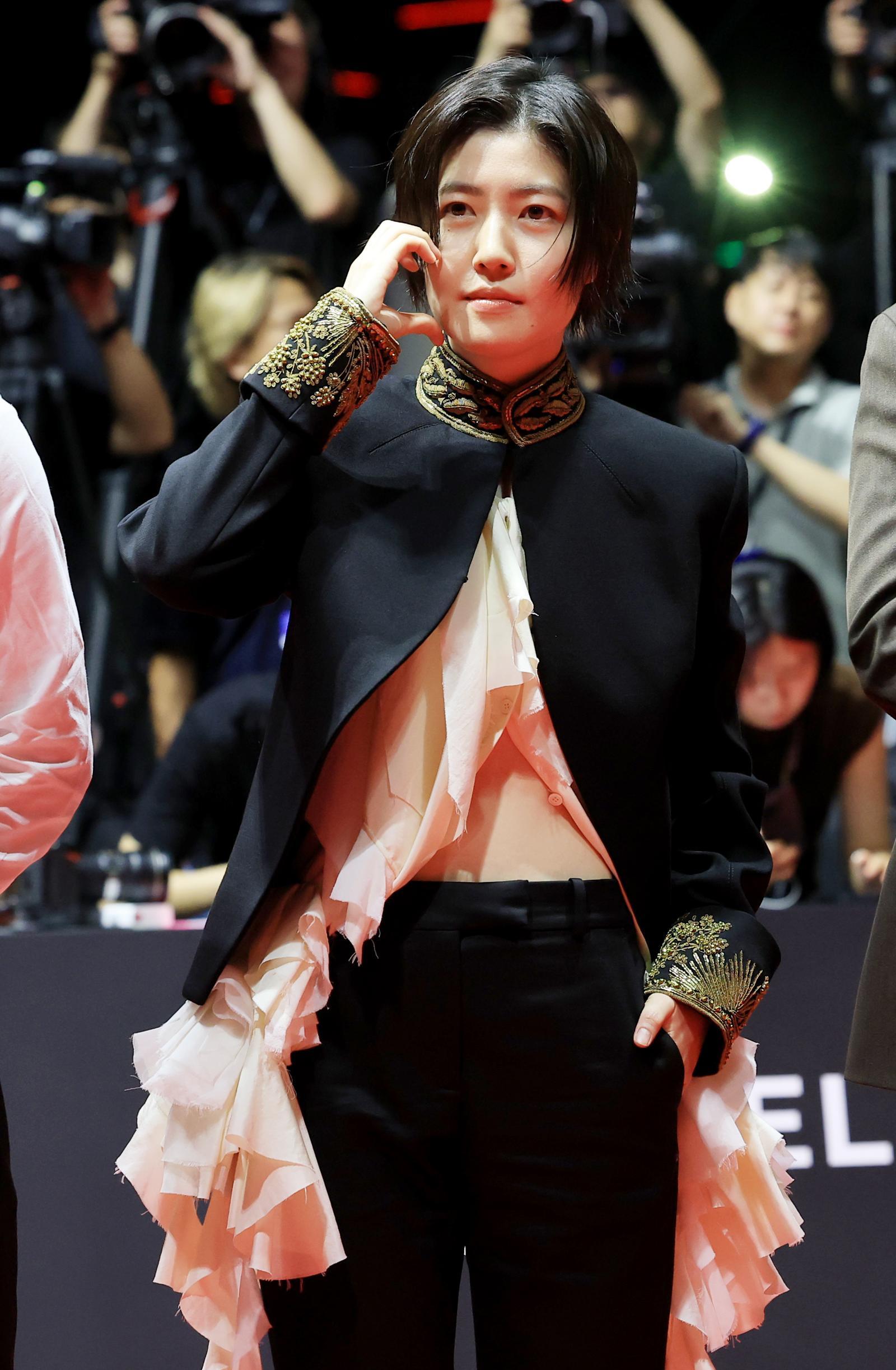 배우 심은경이 17일 오후 부산 해운대구 영화의전당에서 열린 ‘제30회 부산국제영화제’(BIFF) 개막식에 참석해 인사를 하고 있다. 2025.9.17/뉴스1