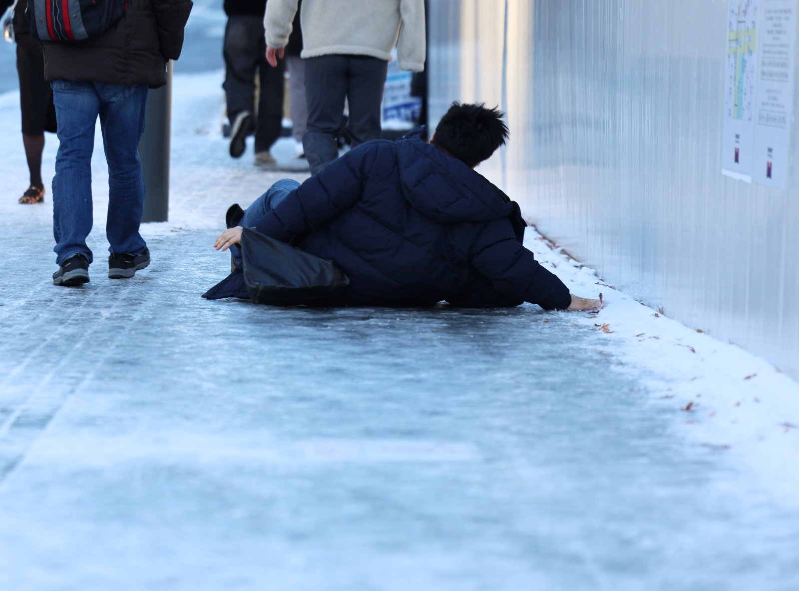 폭설 후 한파로 도로 곳곳이 얼어붙은 5일 오전 서울 광화문역 일대에서 한 시민이 빙판길에 미끄러져 넘어지고 있다. 2025.12.5 뉴스1