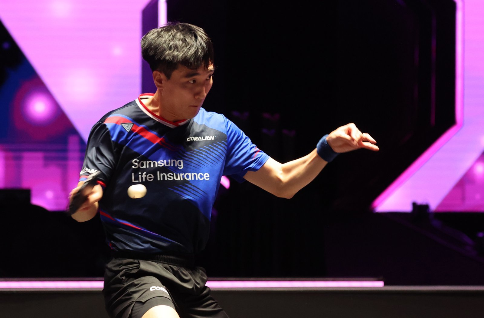 6일 인천 중구 인스파이어 아레나에서 열린 WTT(월드테이블테니스) 챔피언스 인천 2025 대회에서 이상수(대한민국)가 샹펭(중국)을 상대로 남자 단식 결승 경기를 펼치고 있다. 2025.04.06 뉴시스