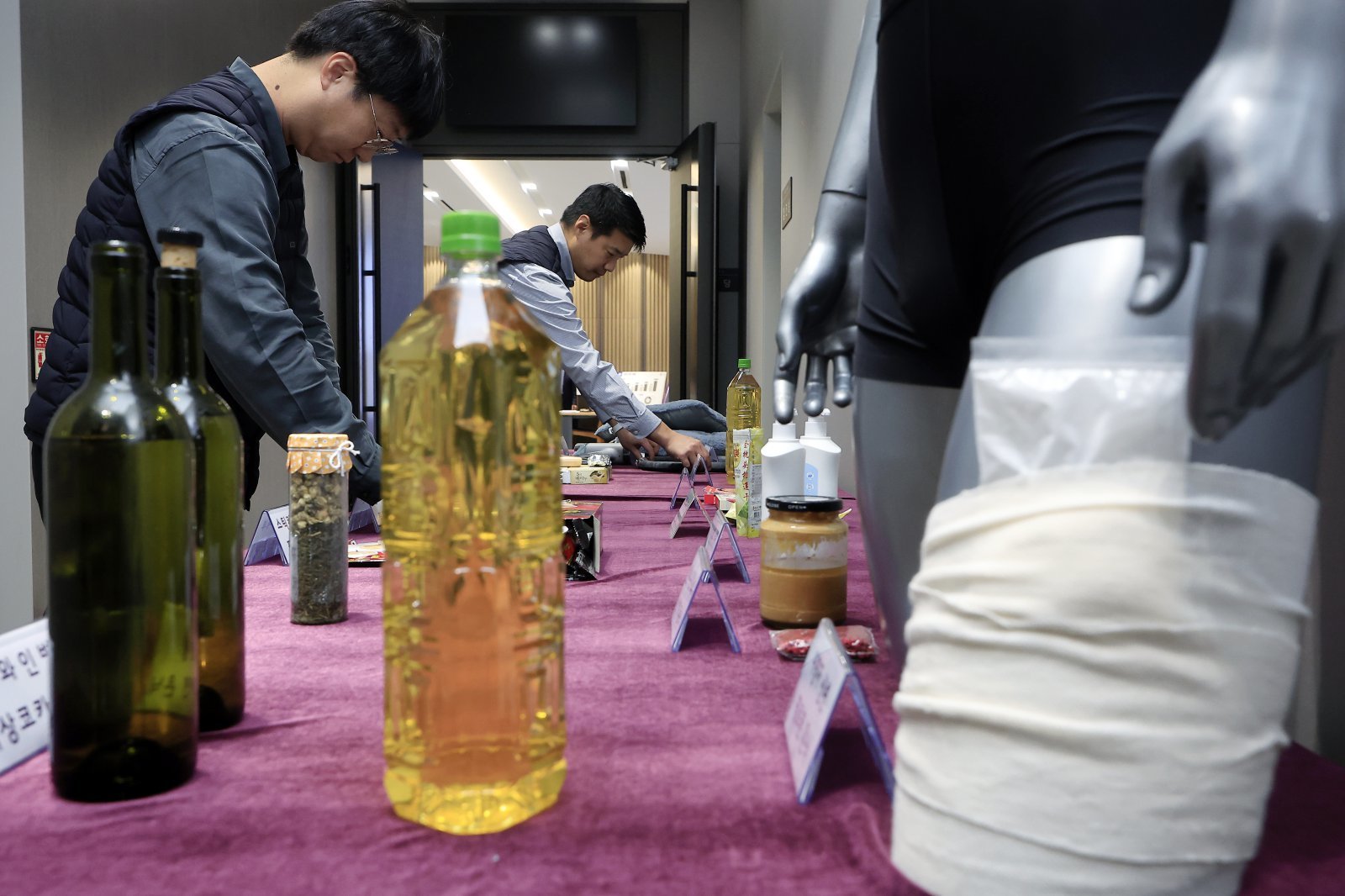 5일 오전 서울 강남구 논현동 서울세관에서 관세청 관계자가 과자, 스틱커피, 아보카도유 등에 은닉해 국경 단계에서 적발된 마약 은닉도구 샘플을 공개하고 있다.  올해 10월 말 기준 총 1,032건, 2,913kg의 마약을 국경 단계에서 적발한 관세청은 지난해 동기와 비교해 적발 건수는 45%, 중량은 384% 증가해 중량 기준 역대 최대 적발량을 기록했다고 밝혔다.  관세청은 마약 출발 상위 5개국인 태국, 베트남, 말레이시아, 미국, 네덜란드를 비롯해 내년에는 마약밀수 우범도가 급증하고 있는 캄보디아, 라오스, 캐나다, 독일, 프랑스 등 총 10개국으로 합동작전을 확대해 마약판 코리안 테스크를 구축할 계획이다. 2025.12.5/뉴스1