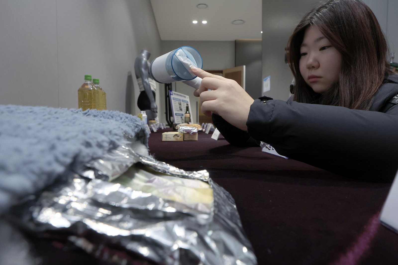 5일 오전 서울 강남구 논현동 서울세관에서 관세청 관계자가 과자, 스틱커피, 아보카도유 등에 은닉해 국경 단계에서 적발된 마약 은닉도구 샘플을 공개하고 있다.  올해 10월 말 기준 총 1,032건, 2,913kg의 마약을 국경 단계에서 적발한 관세청은 지난해 동기와 비교해 적발 건수는 45%, 중량은 384% 증가해 중량 기준 역대 최대 적발량을 기록했다고 밝혔다.  관세청은 마약 출발 상위 5개국인 태국, 베트남, 말레이시아, 미국, 네덜란드를 비롯해 내년에는 마약밀수 우범도가 급증하고 있는 캄보디아, 라오스, 캐나다, 독일, 프랑스 등 총 10개국으로 합동작전을 확대해 마약판 코리안 테스크를 구축할 계획이다. 2025.12.5/뉴스1