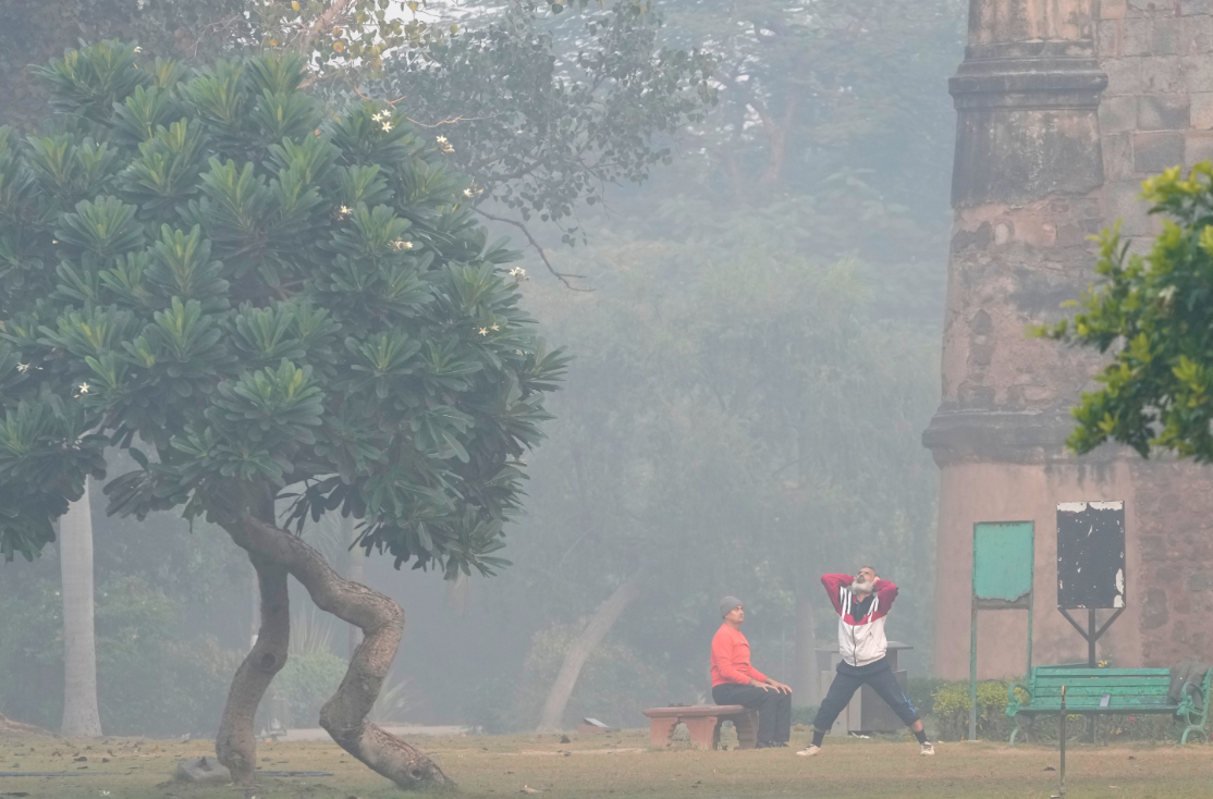 11월 18일 아침, 인도의 수도 뉴델리의 한 공원에서 요가하는 시민의 모습. AP 뉴시스