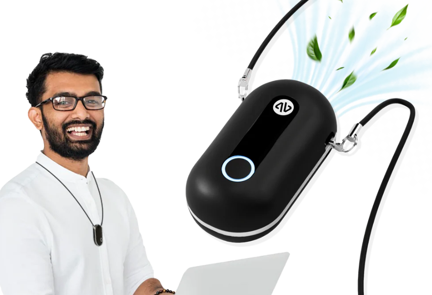 인도에서 판매 중인 목에 걸고 다니는 공기청정기 제품 이미지. 그 효과에 대해 전문가들은 의문을 표하지만, 심각한 대기오염으로 불안한 인도인들 사이에서 잘 팔리는 제품이다. https://atovio.in/