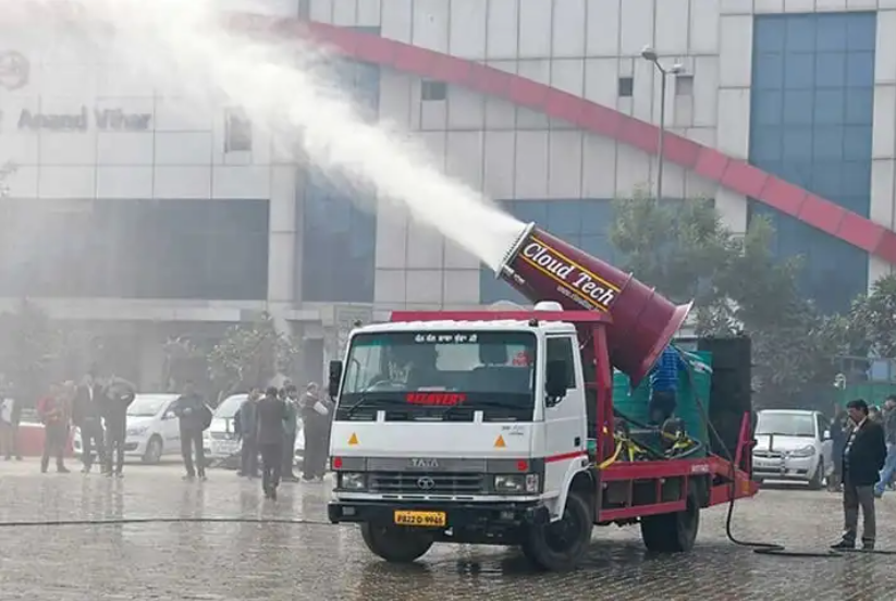 델리 주정부가 최근 대기오염 해결책으로 도입한 ‘안티 스모그 총’의 모습. 트럭에 물탱크와 함께 큰 분무기를 싣고 다니면서 물을 뿌린다. 클라우드 테크 제공