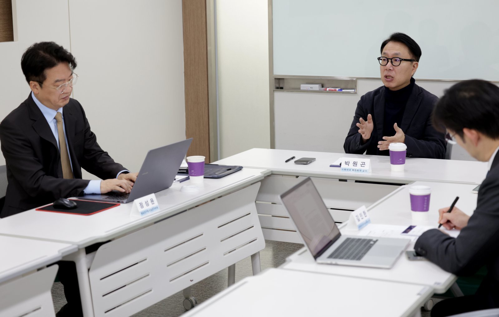 화정평화재단은 12월 4일 동아닷컴 대회의실에서 급변했던 2025년 점검하고 다가 올 2026년 한반도와 동북아 외교 안보 환경을 전망하는 간담회를 가졌다. 정성윤 통일연구원 선임연구위원, 박원곤 이화여대 북한학과 교수, 김인한 이화여대 정치외교학과 교수가 토론하고 있다. 변영욱 기자 cut@donga.com