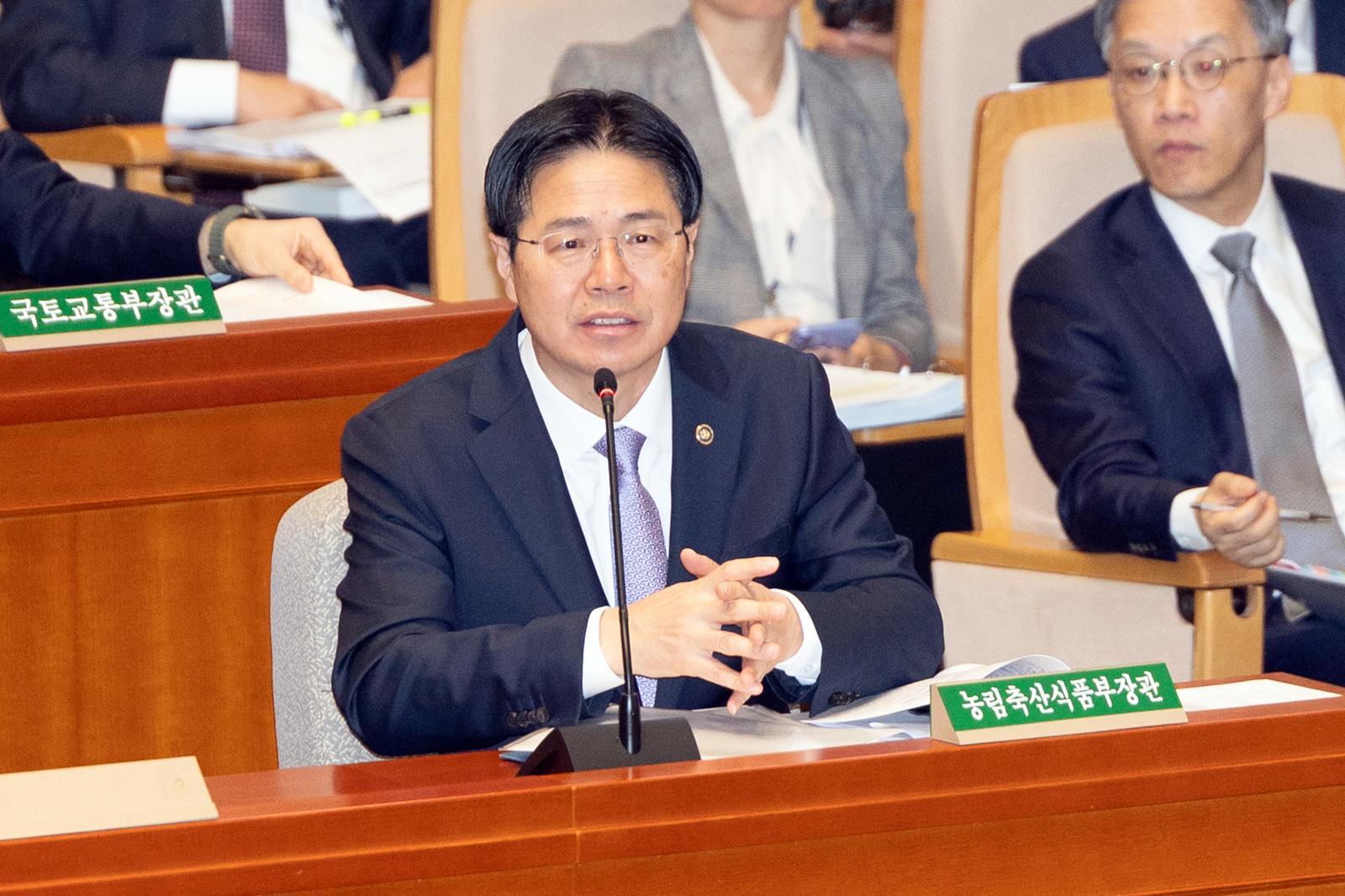 강형석 농림축산식품부 차관이 10일 서울 여의도 국회에서 열린 제429회국회(정기회) 예산결산특별위원회 제5차 전체회의에 출석해 의원 질의에 답변하고 있다. 2025.11.10 뉴스1