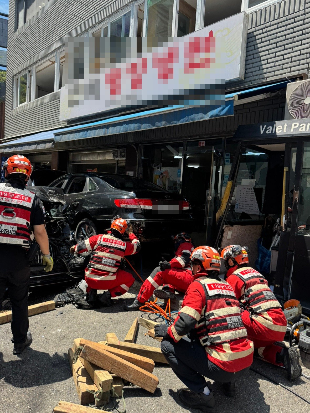 경찰이 서울의 한 냉면 가게로 돌진해 4명을 다치게 한 운전자에 대해 공소권이 없다고 보고 사건을 종결했다. 사고 당시 장면. 뉴스1