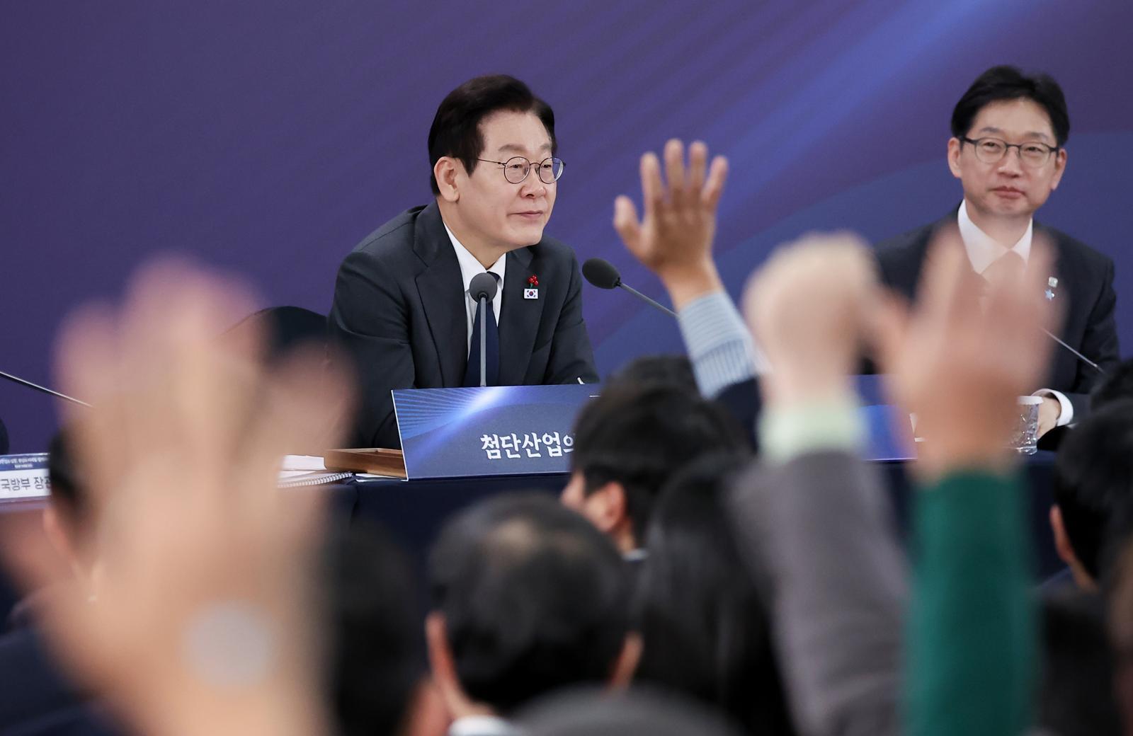 이재명 대통령이 5일 충남 천안시 한국기술교육대학교에서 열린 ‘충남의 마음을 듣다’ 타운홀미팅에서 참석자들의 질문을 받고 있다. (대통령실통신사진기자단) 2025.12.05. 뉴시스