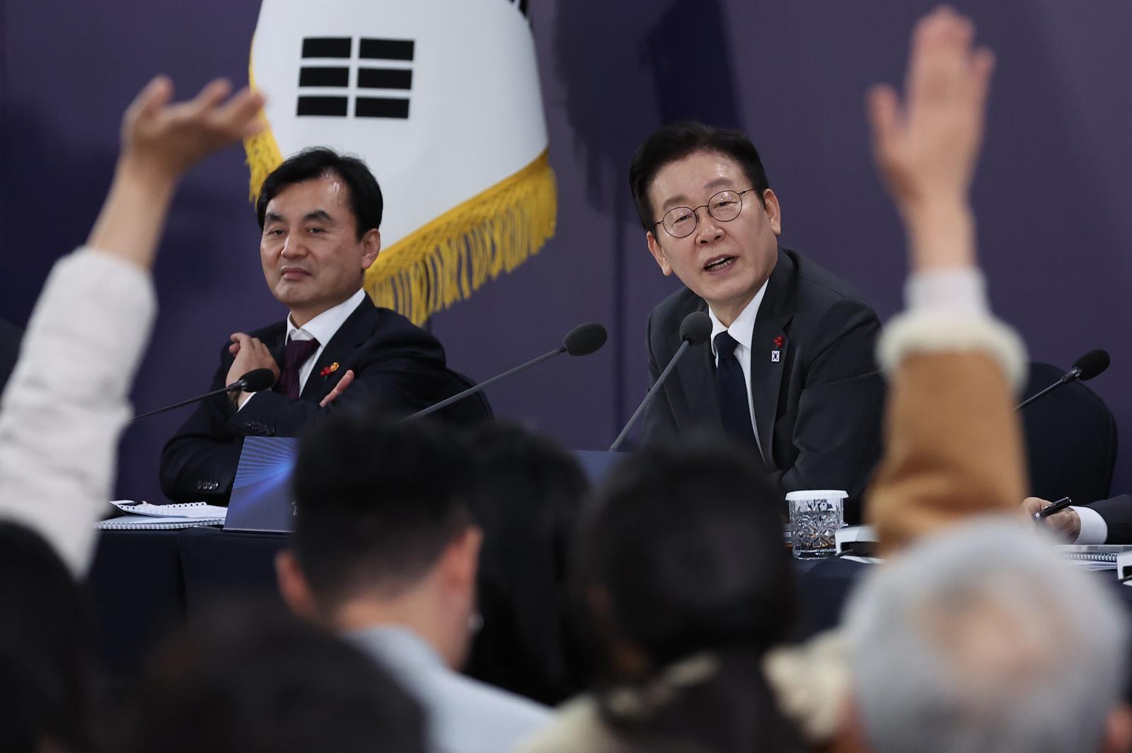 이재명 대통령이 5일 충남 천안시 한국기술교육대학교에서 열린 ‘충남의 마음을 듣다’ 타운홀미팅에서 참석자들의 질문을 받고 있다. (대통령실통신사진기자단) 2025.12.05. 뉴시스