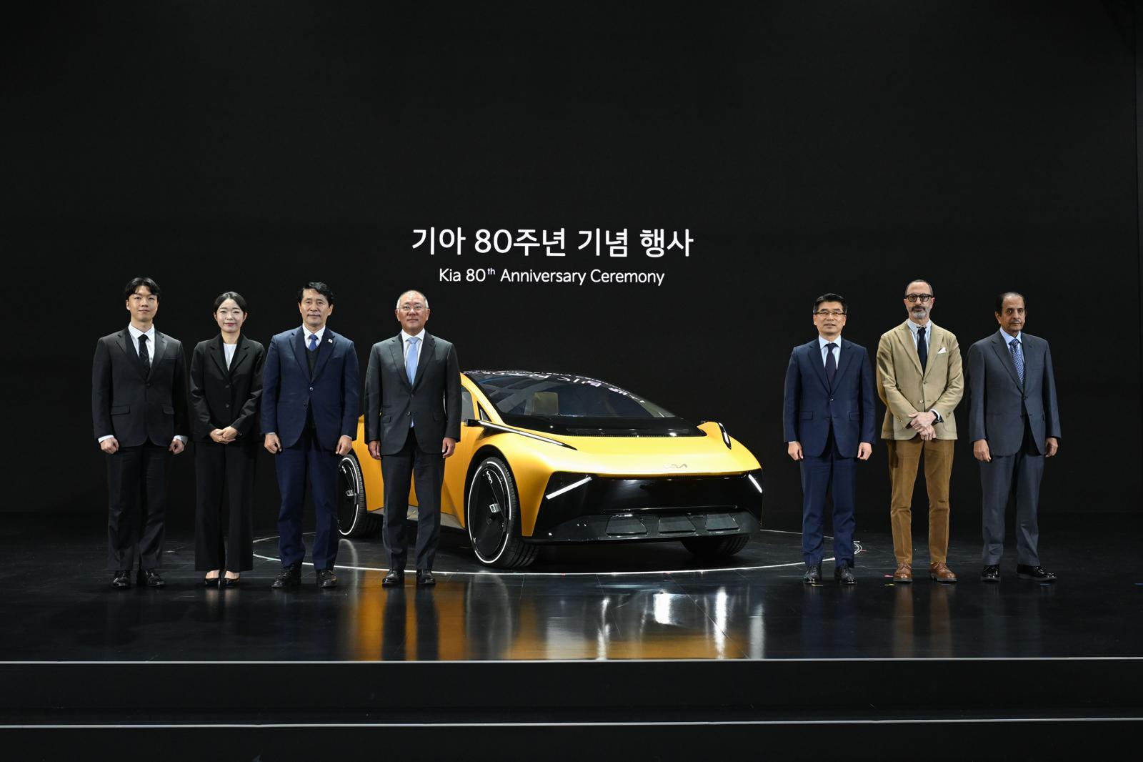 5일 경기 용인시 기아 비전스퀘어에서 열린 기아 80주년 기념 행사에서 정의선 현대차그룹 회장(왼쪽에서 네 번째)을 비롯한 사내 인사들이 콘셉트카 ‘메타 투리스모’ 앞에서 기념 촬영을 하고 있다. 기아 제공