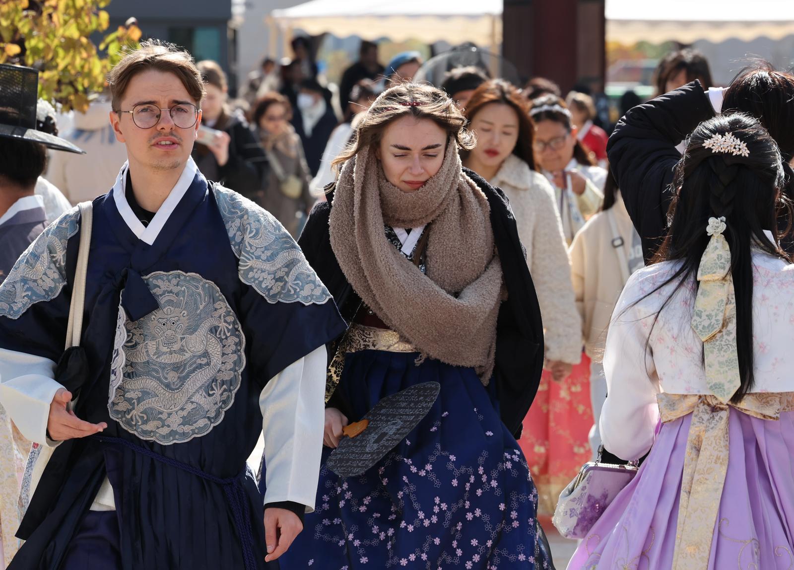 지난 11월 2일 오후 서울 종로구 경복궁을 찾은 외국인 관광객이 두꺼운 목도리로 몸을 감싼 채 관광을 즐기고 있는 모습. 2025.11.2/뉴스1