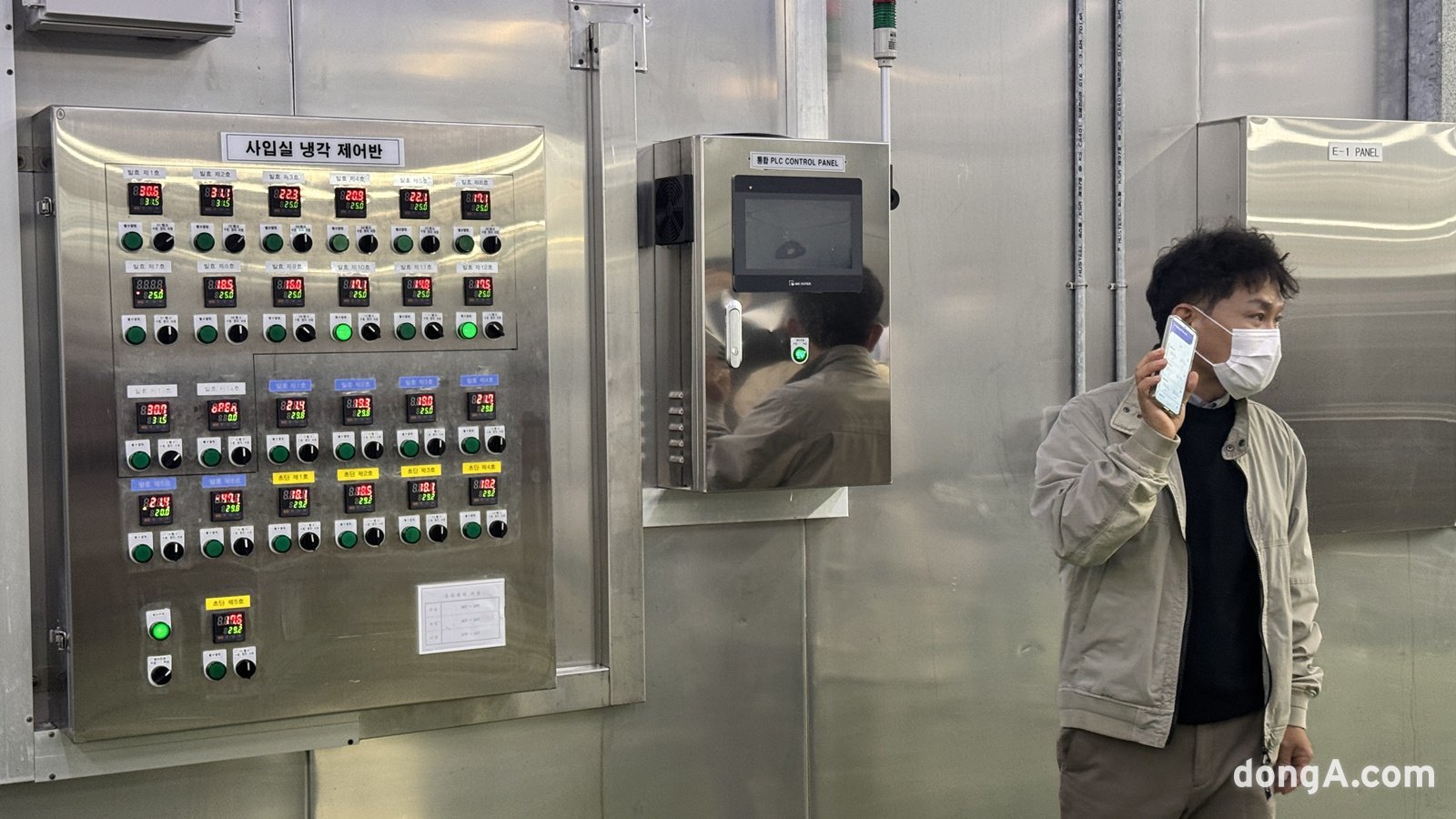 장연수 다도참주가 대표가 양조장 시설에 대해 설명하고 있다. 다도참주가에선 휴대전화 앱을 통해 양조시설 온도 상태를 관리할 수 있다. 윤우열 기자 cloudancer@donga.com