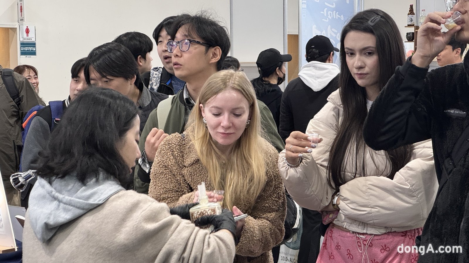 서울 양재동 aT센터 제1전시장에서 열린 ‘2025 대한민국 우리술 대축제’에서 외국인 관람객들이 우리 술을 시음하고 있다. 윤우열 기자 cloudancer@donga.com