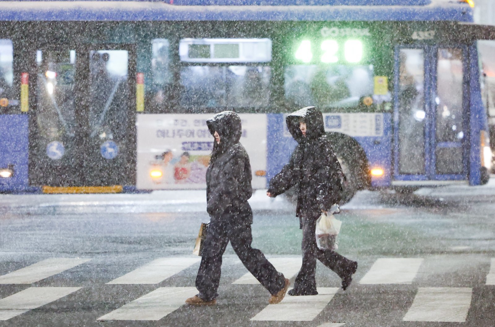 서울·인천·경기·강원 대설주의보가 발효된 4일 오후 서울 중구 거리에 눈이 내리고 있다. 2025.12.04 뉴시스