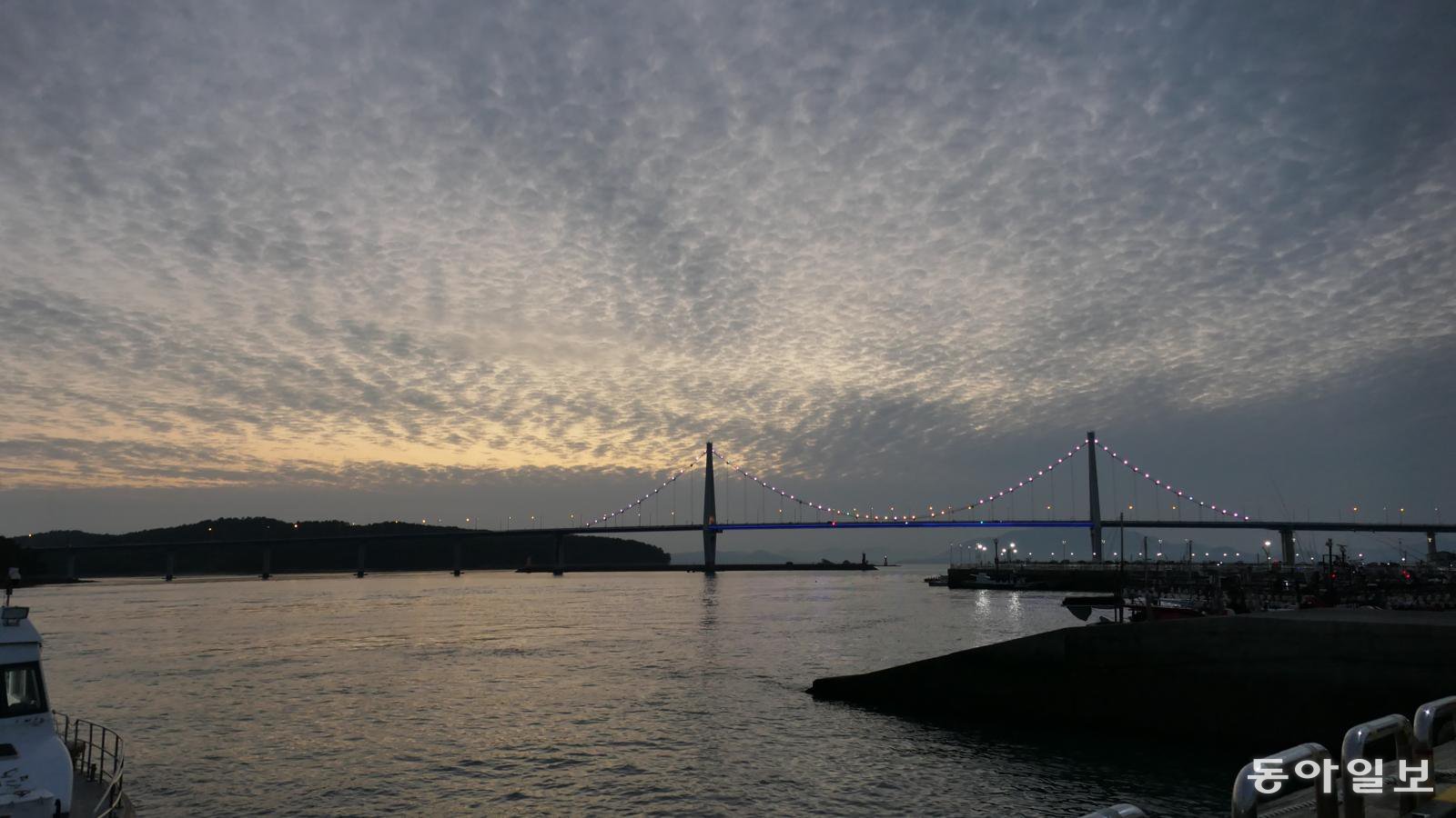 일몰 무렵 고흥 녹동항에서 바라본 소록대교. 윤슬 같은 구름이 잔잔히 빛난다.