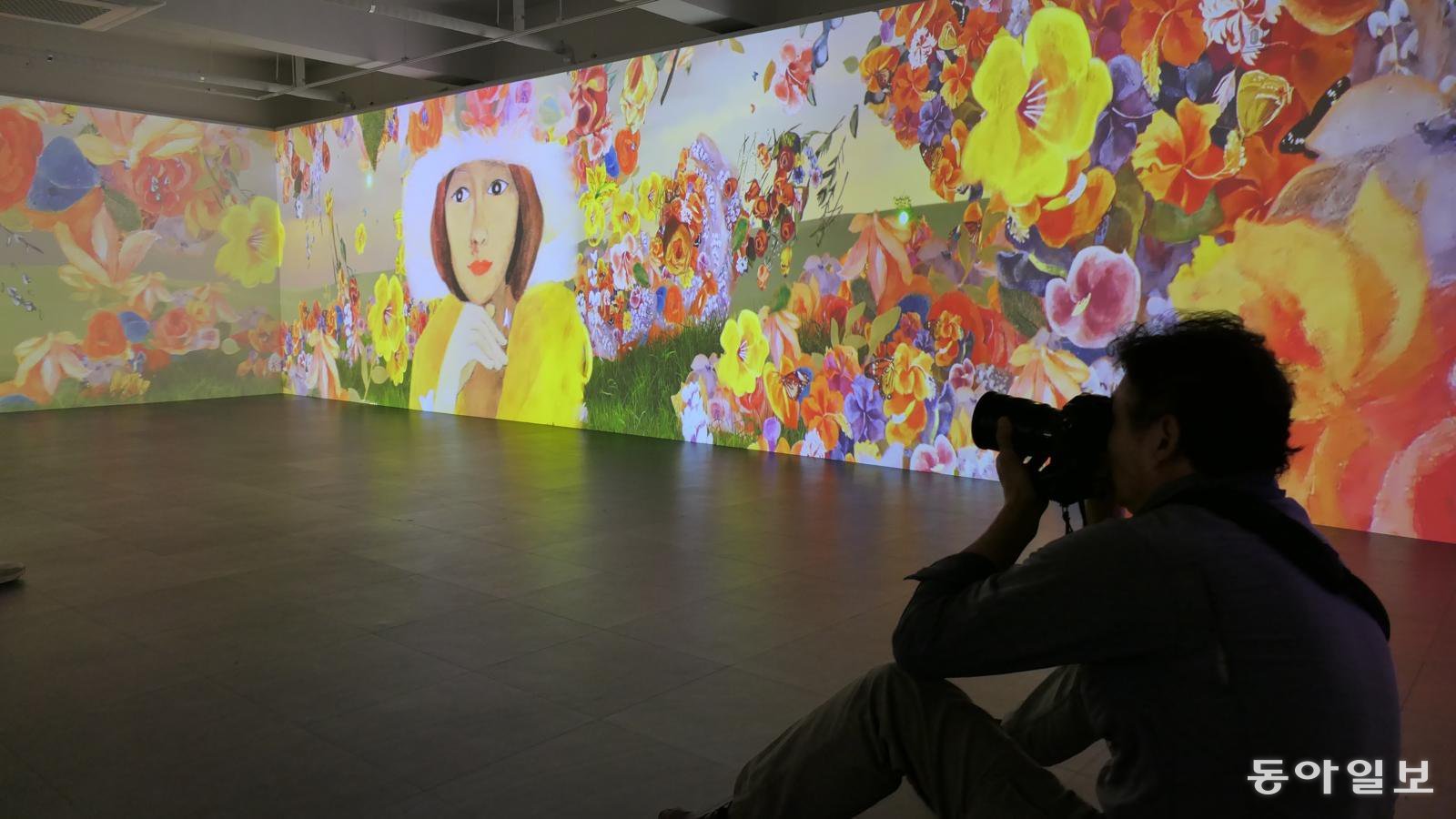 고흥아트센터에서 7일까지 열리는 ‘천경자: 리마스터전’ 실감영상실. ‘미인도’가 펼쳐진다.