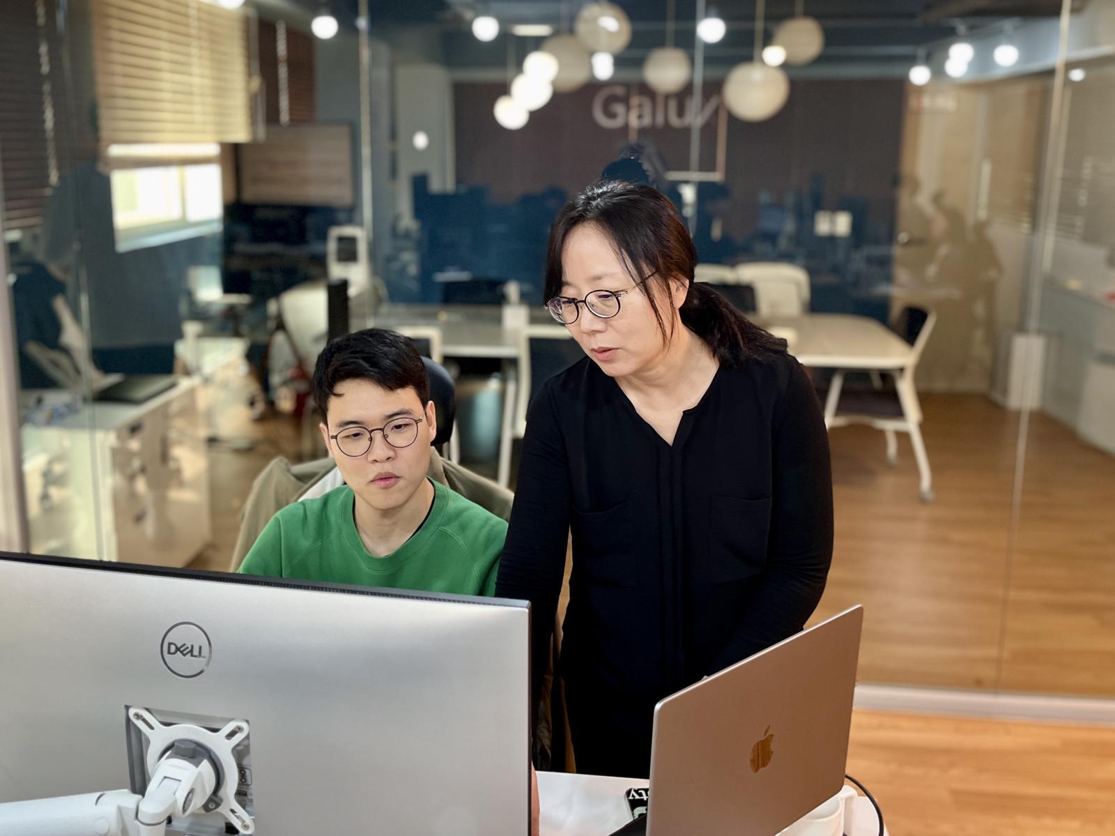 석차옥 갤럭스 대표이사(오른쪽)가 연구원과 함께 단백질 설계 AI의 성능을 높이는 방안에 대해 상의하고 있다. 갤럭스 제공