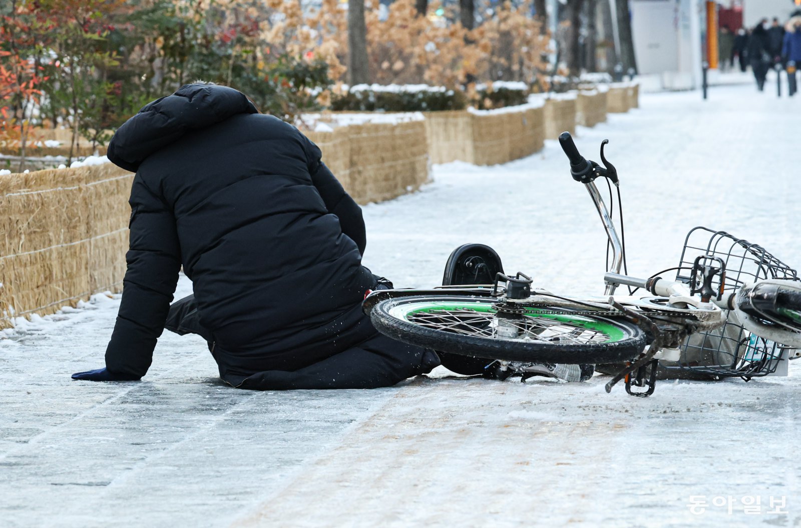 출퇴근 고행길 4일 밤 내린 눈으로 길이 얼어붙으면서 5일 새벽 서울 영등포구 국회대로 서강대교 방향 도로에서 차량 12대가 추돌해 2명이 경상을 입었다(위쪽 사진). 5일 오전 종로구의 한 인도에선 자전거를 타고 출근하던 시민이 빙판길에 넘어지기도 했다. 양천소방서 제공·이한결 기자 always@donga.com