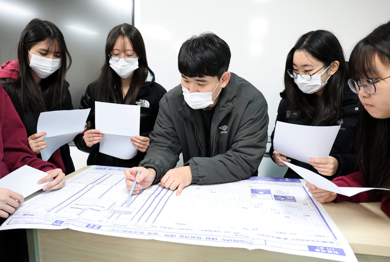 5일 오전 대전 중구 호수돈여자고등학교에서 수능 성적표를 받은 고3 수험생들이 담임교사와 진학 상담을 하고 있다. 2025.12.5/뉴스1