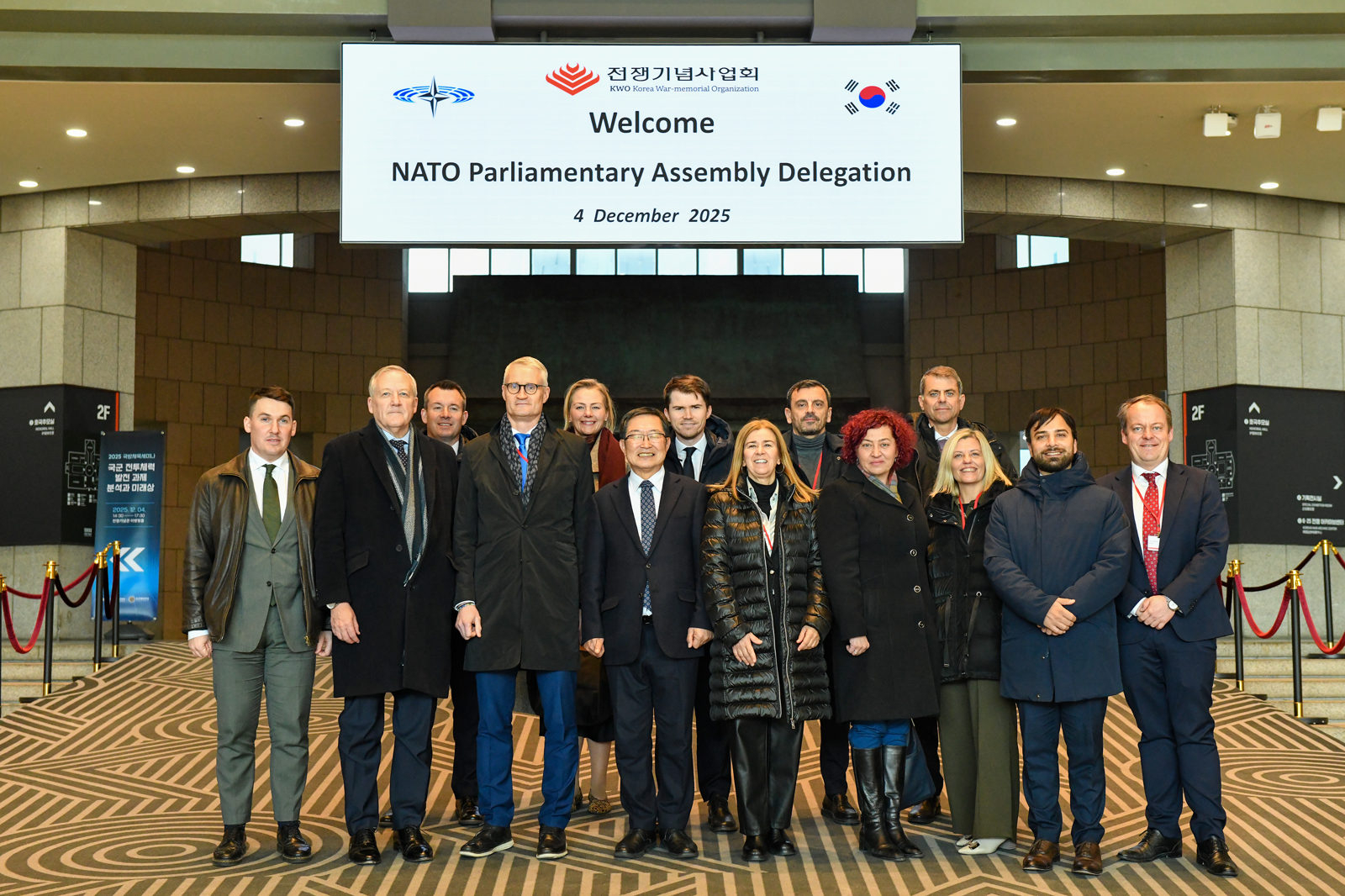 백승주 전쟁기념사업회장과 나토 의회연맹 방한단이 단체 기념촬영하고 있다.