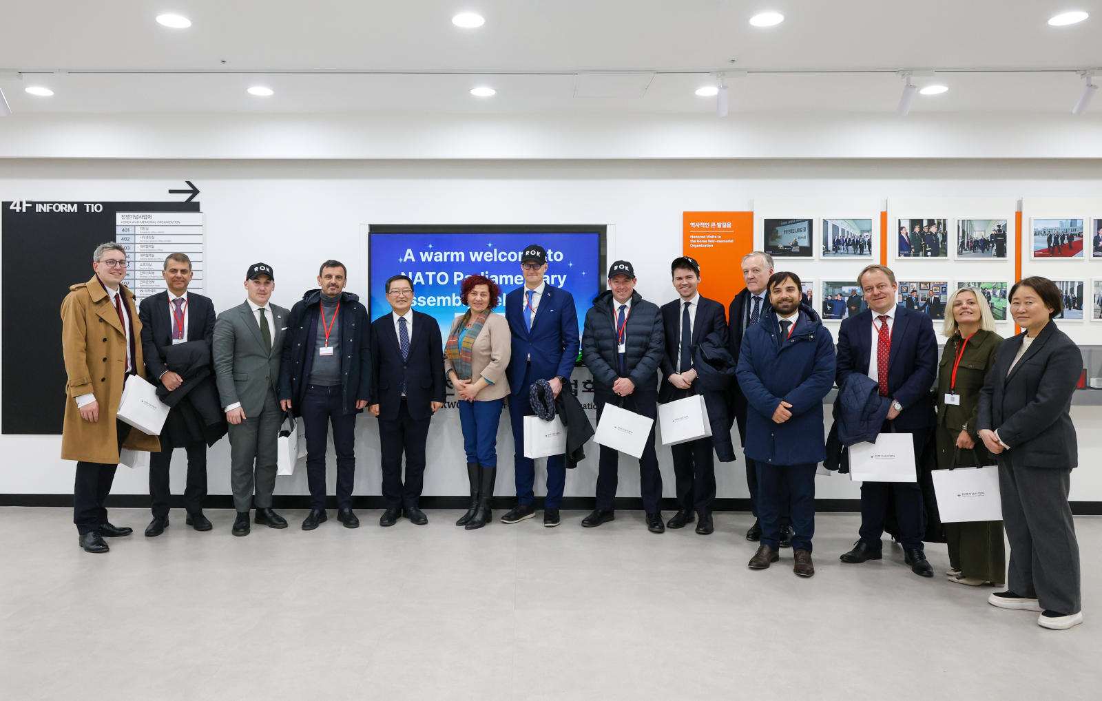 백승주 전쟁기념사업회장과 윤주경 FITI시험연구원장(오른쪽 끝), 나토 의회연맹 방한단과 단체 기념촬영하고 있다.