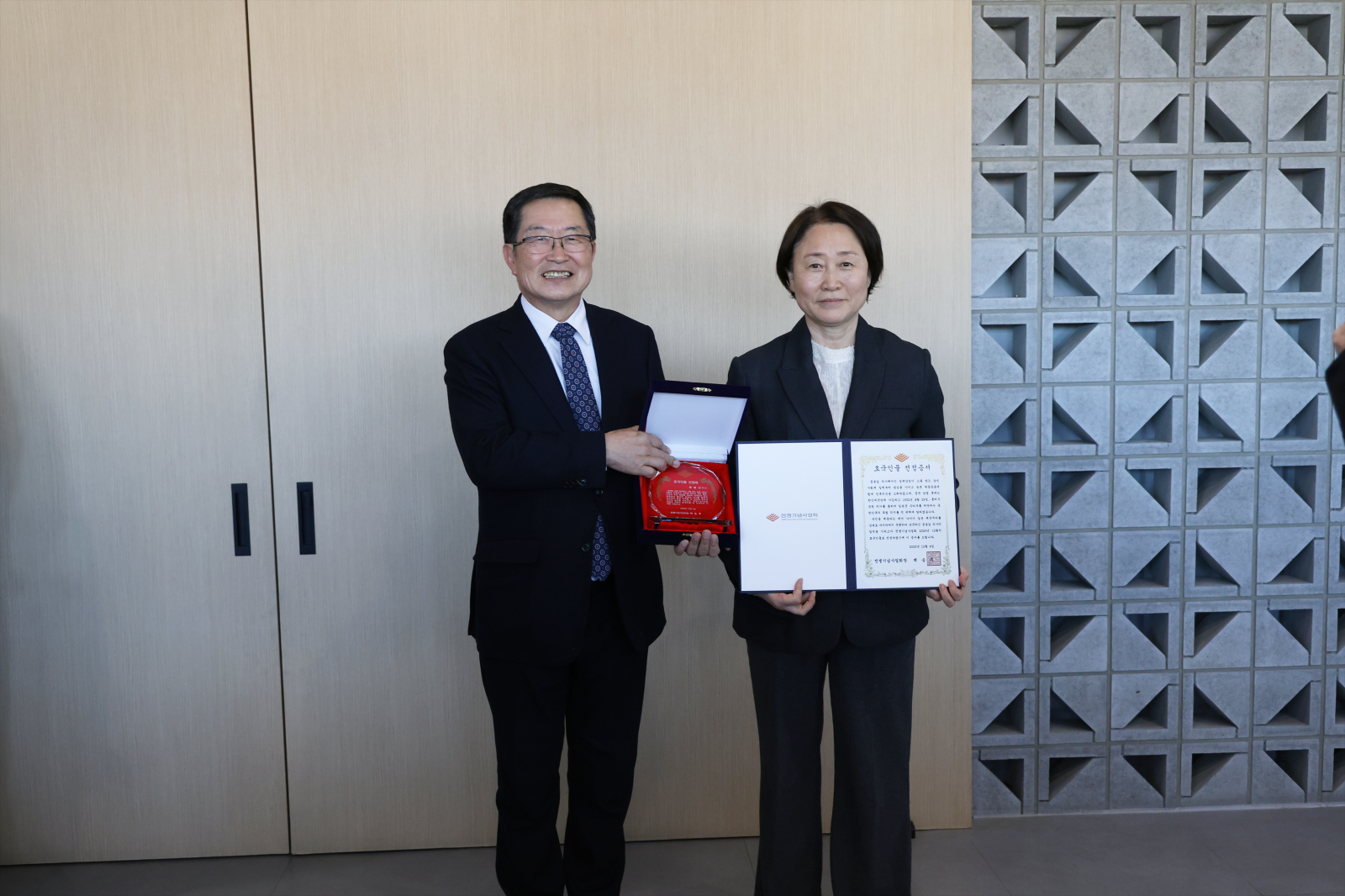 4일 전쟁기념관에서 열린 윤봉길 의사 현양행사에서 백승주 전쟁기념사업회장이 윤주경 FITI시험연구원장에게 호국인물 선정증서를 전달하고 있다.