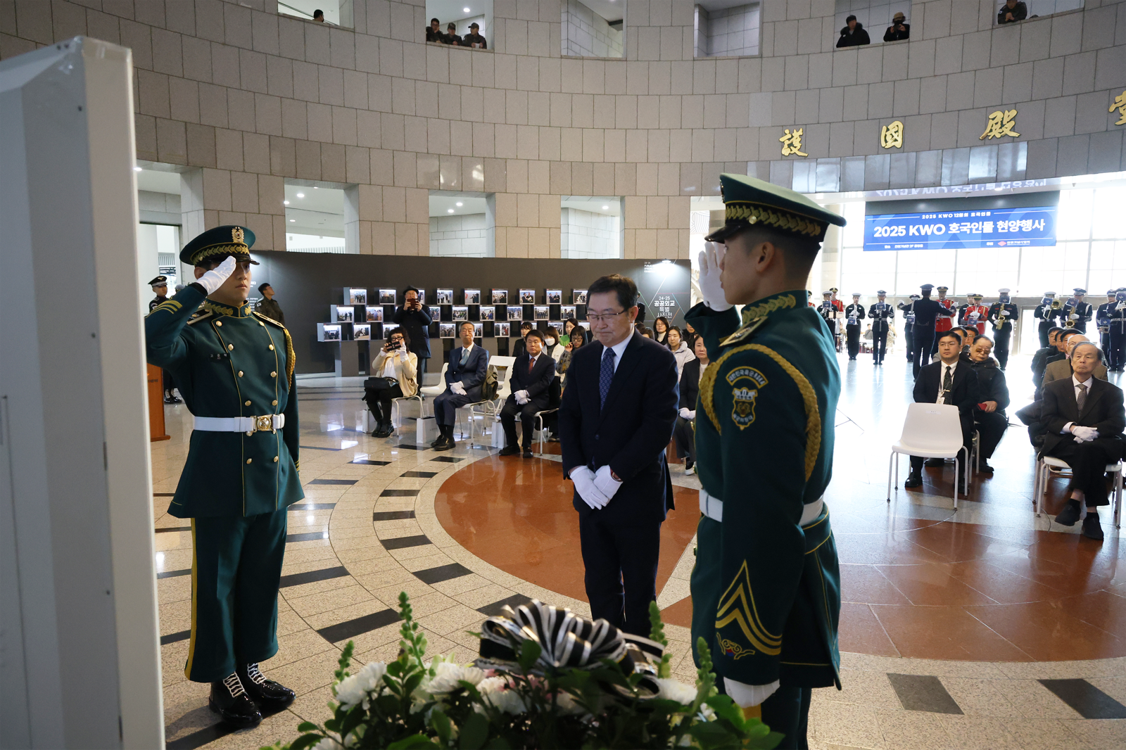 4일 전쟁기념관에서 열린 윤봉길 의사 현양행사에서 백승주 전쟁기념사업회장이 헌화 후 묵념하고 있다.