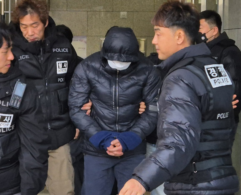 강원 양양군청 직장 내 괴롭힘 의혹 피의자 A 씨가 5일 오후 춘천지법 속초지원에서 열린 구속 전 피의자 심문(영장실질심사)을 받은 후 법정을 나서고 있다. 2025.12.5/뉴스1