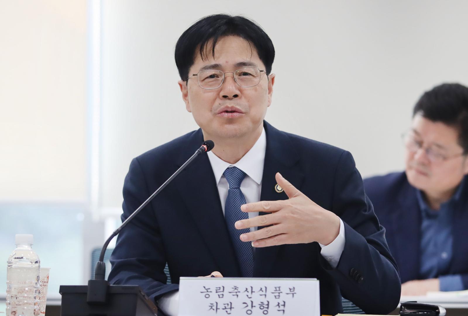 강형석 농림축산식품부 차관이 24일 오후 정부세종청사에서 농어촌 기본소득 시범사업 대상 7개 군별 추진상황 점검회의를 주재하고 있다. 2025.11.24 농식품부 제공