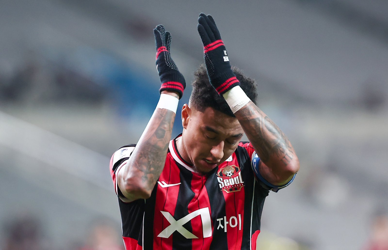 FC서울 제시 린가드가 4일 서울 마포구 서울월드컵경기장에서 열린 ‘2025-2026 아시아축구연맹(AFC) 챔피언스리그 엘리트(ACLE)’ 리그 스테이지 4차전 FC서울과 청두 룽청의 경기에서 코너킥을 준비하며 관중석을 향해 박수를 치고 있다. 2025.11.4/뉴스1