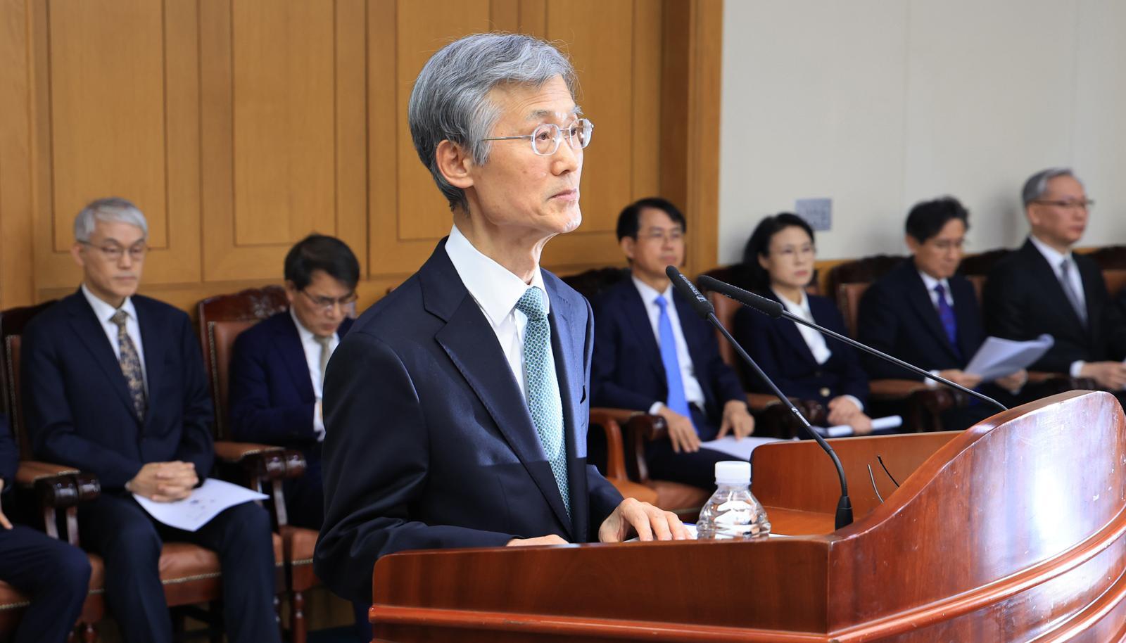 조희대 대법원장이 5일 오후 서울 서초구 대법원에서 열린 전국법원장회의에서 단상에 서고 있다. 사진공동취재