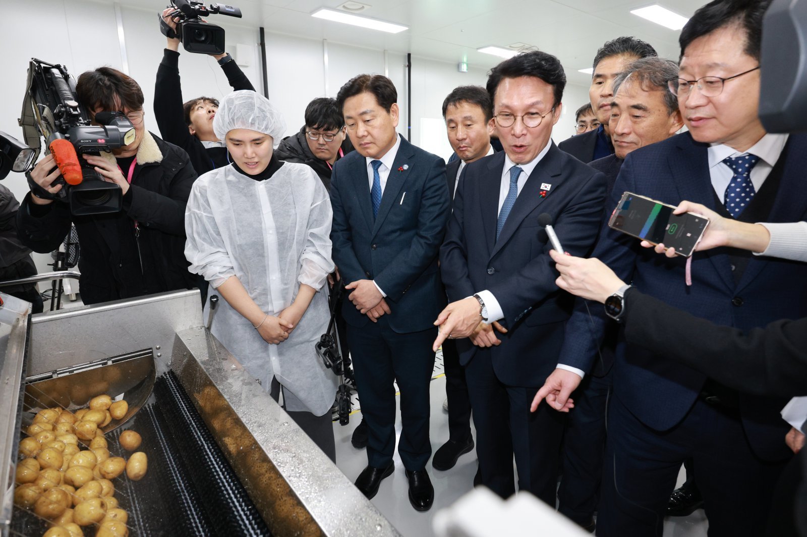 김민석 국무총리(오른쪽)가 5일 전북 익산시 한국식품산업클러스터진흥원 청년식품창업센터에 방문해 창업센터 시찰을 하고 있다. 전북사진기자단