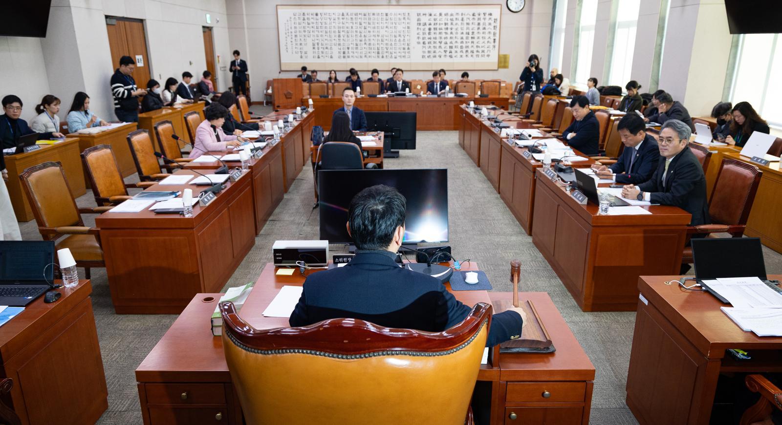 김용민 국회 법제사법위원회 법안심사제1소위원장이 5일 서울 여의도 국회에서 열린 제429회 국회(정기회) 법제사법위원회 제9차 법안심사제1소위원회에서 의사봉을 두드리고 있다. 2025.12.5/뉴스1