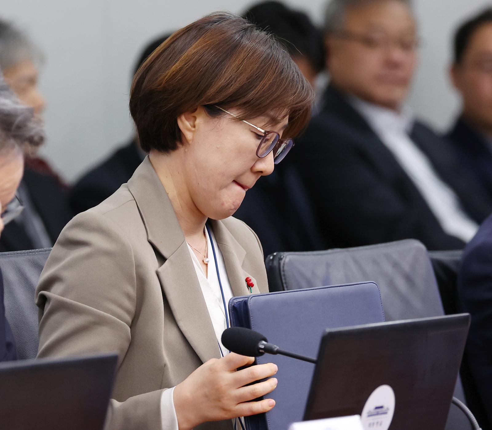 김현지 제1부속실장이 4일 서울 용산 대통령실 청사에서 열린 수석보좌관회의에서 자료를 살펴보고 있다.  2025.12.04. 대통령실사진기자단